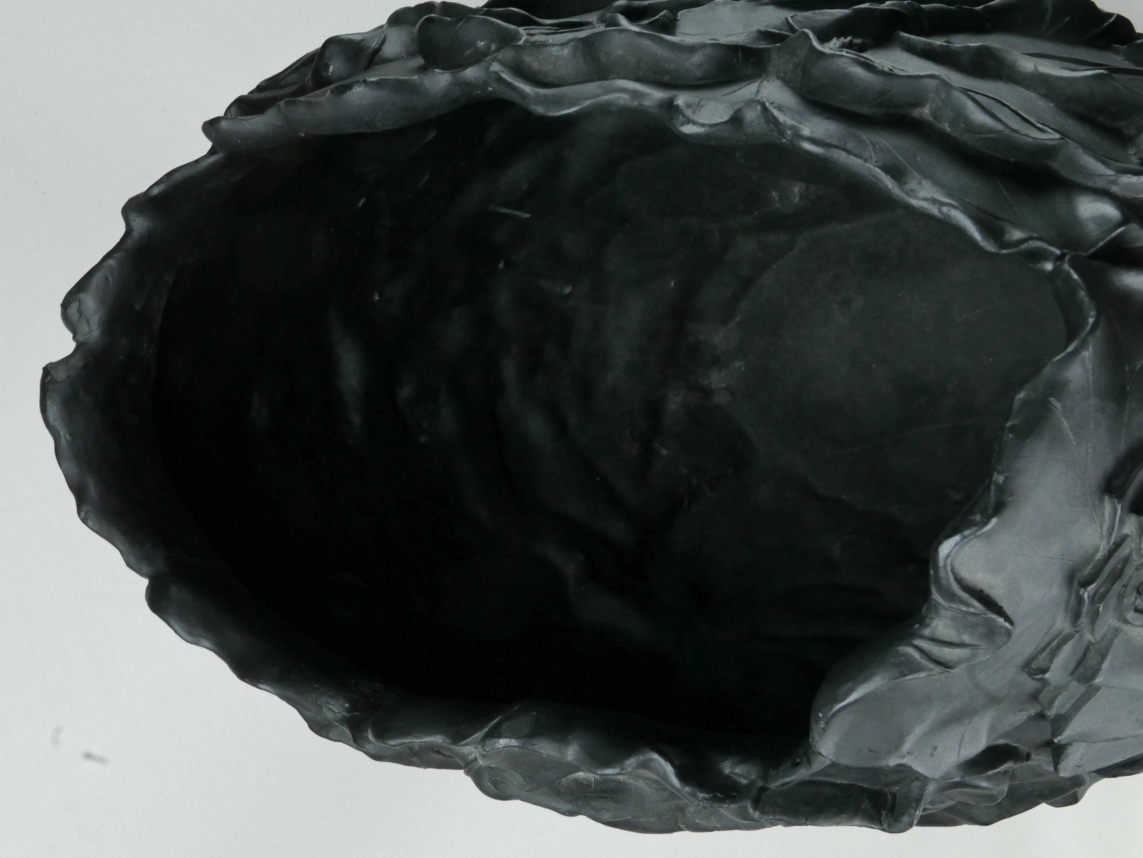 Black resin vase Lotus publisher VGnewtrend