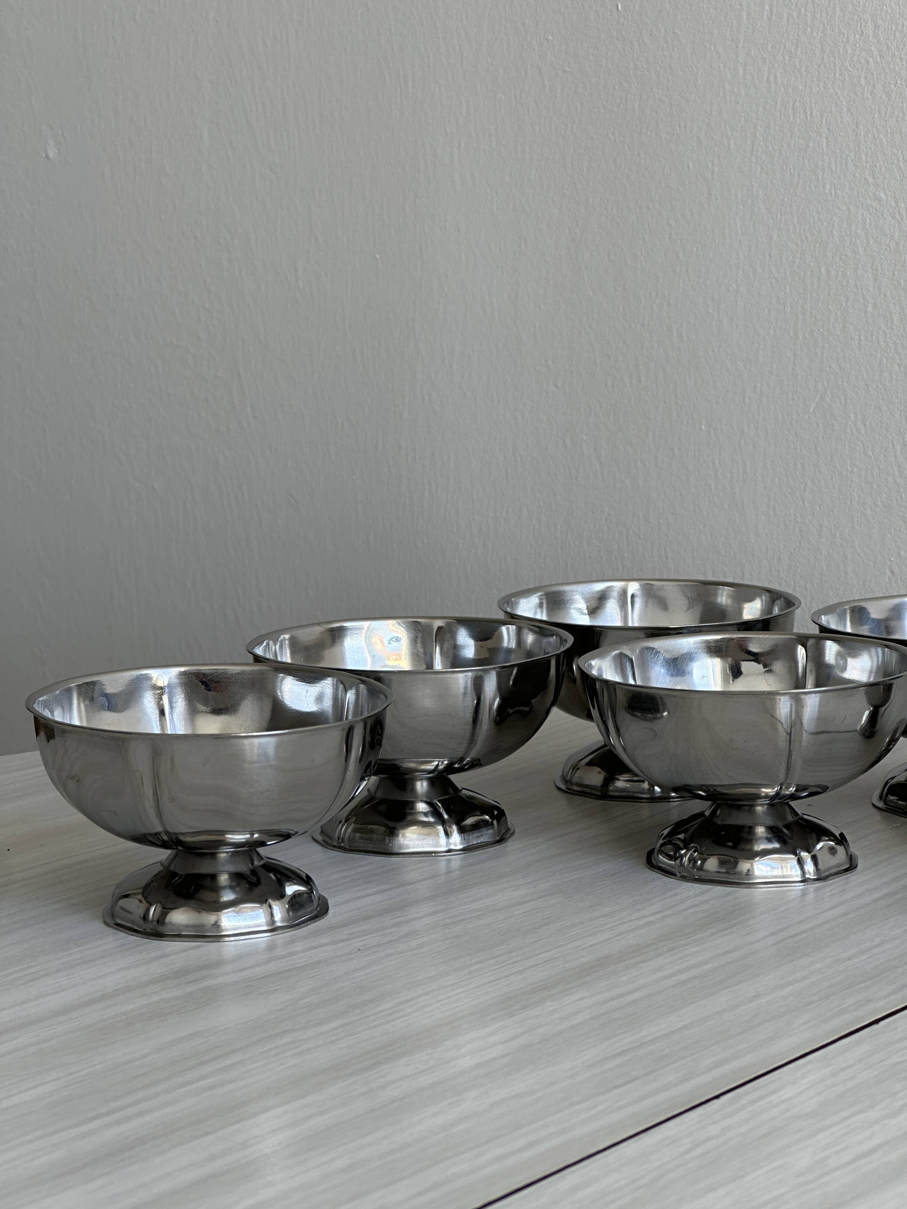 6 stainless steel footed bowls