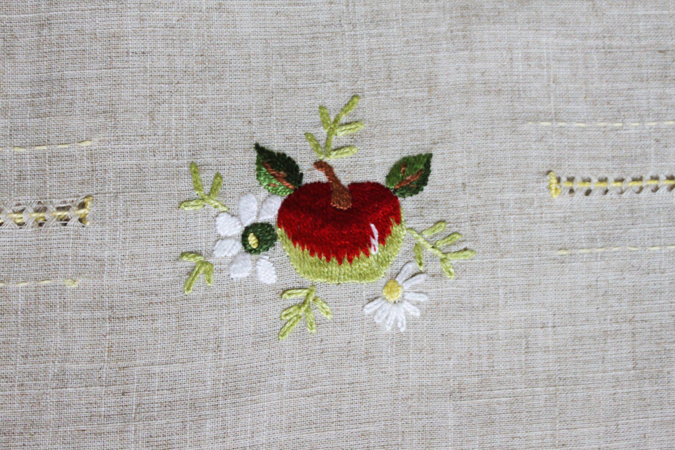 Vintage tablecloth set and 10 fine embroidered linen napkins, 270x165.