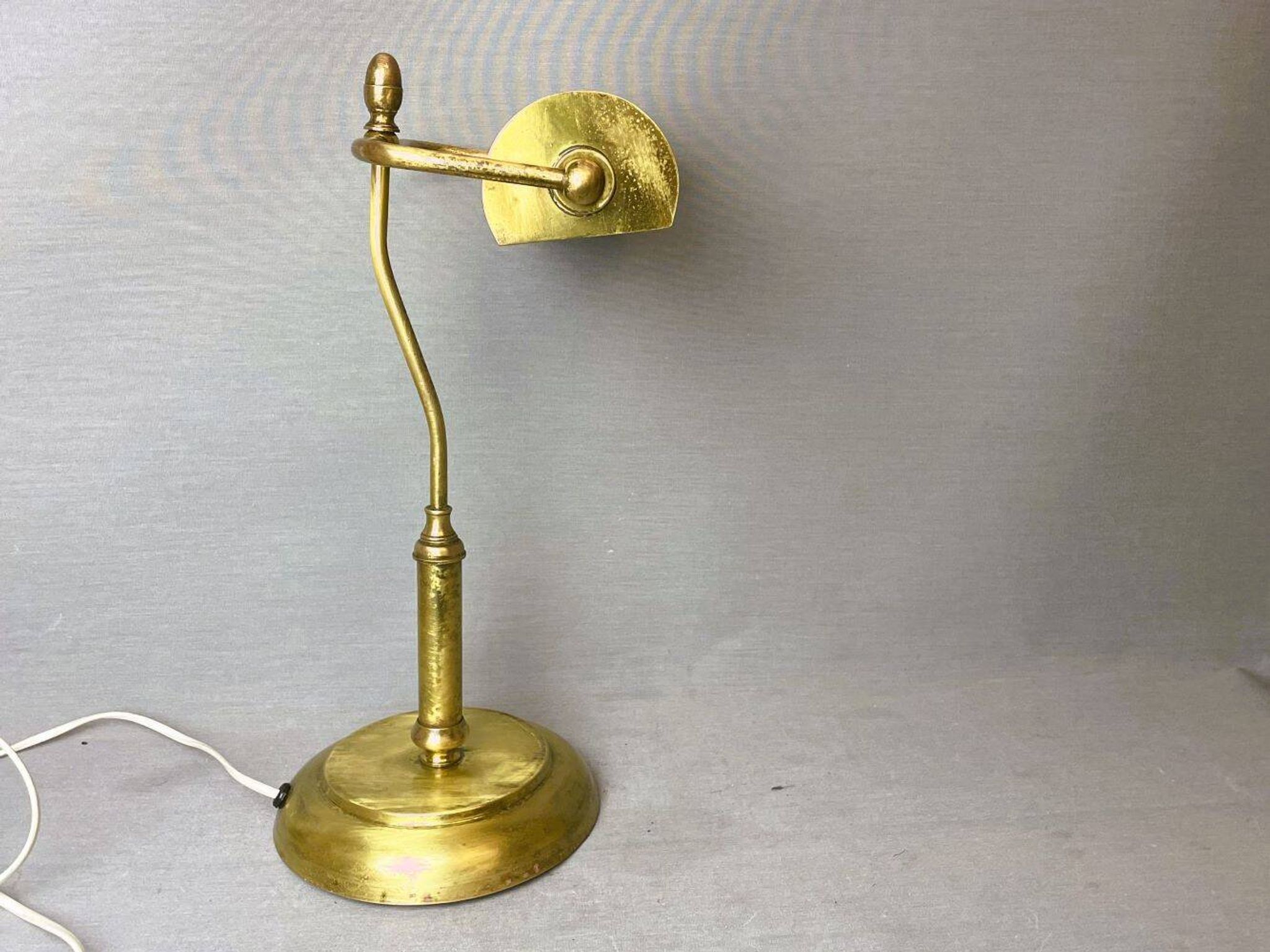 Lampe de table de bureau de banquier portugais en laiton 1940
