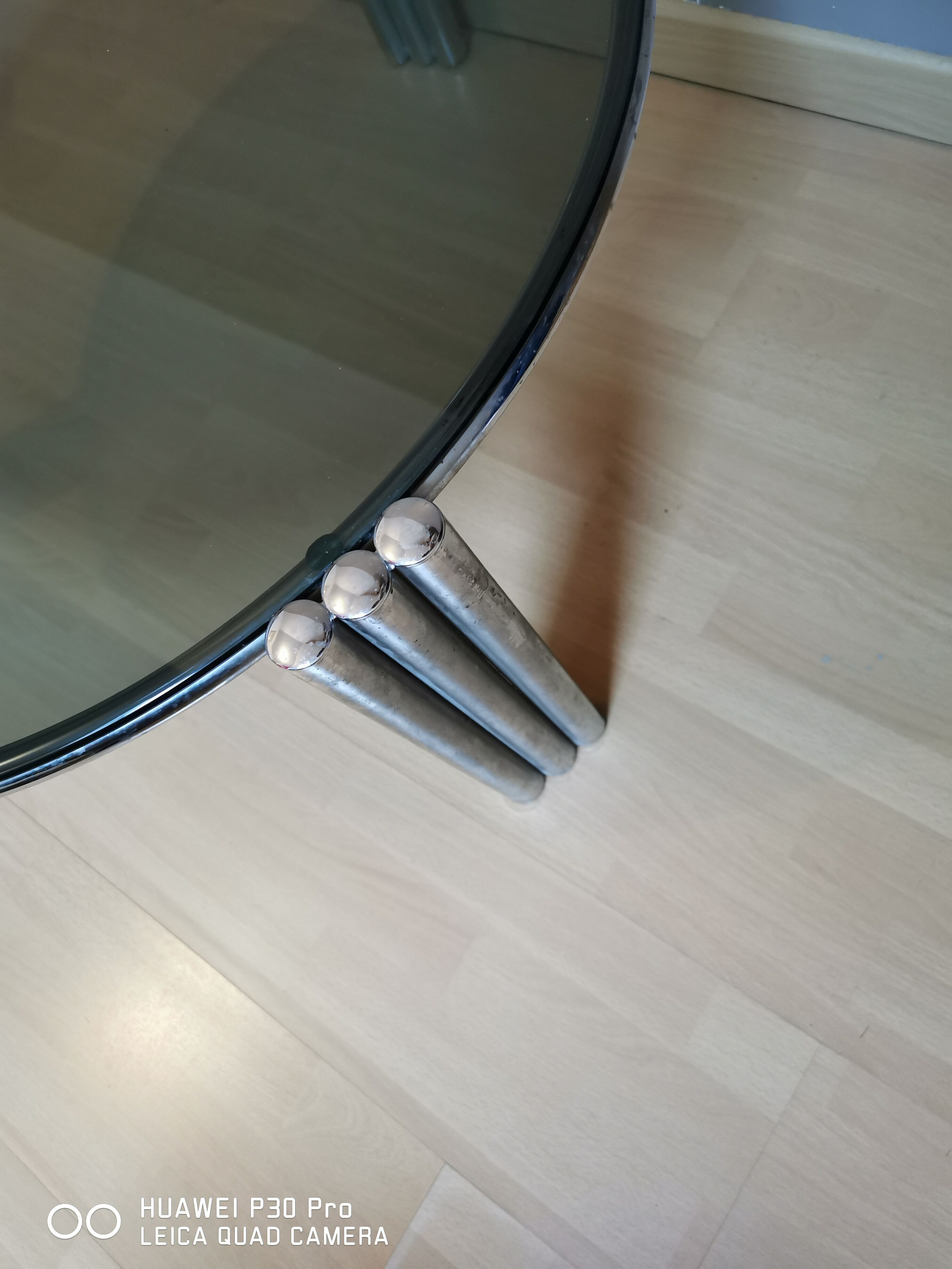Table basse verre fumé et pieds chromés