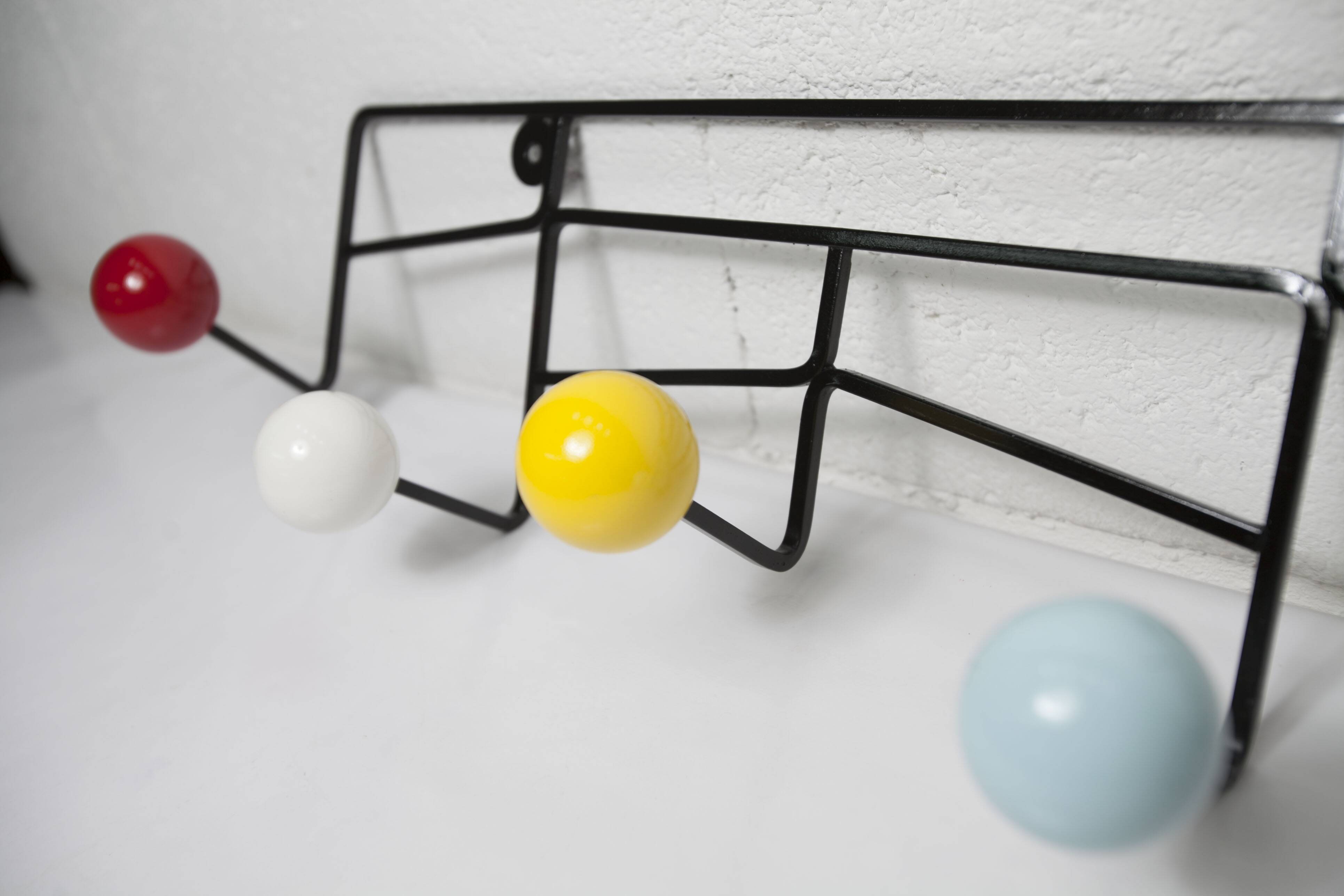 Portemanteaux mural 5 patères boules bois couleur et métal 1950