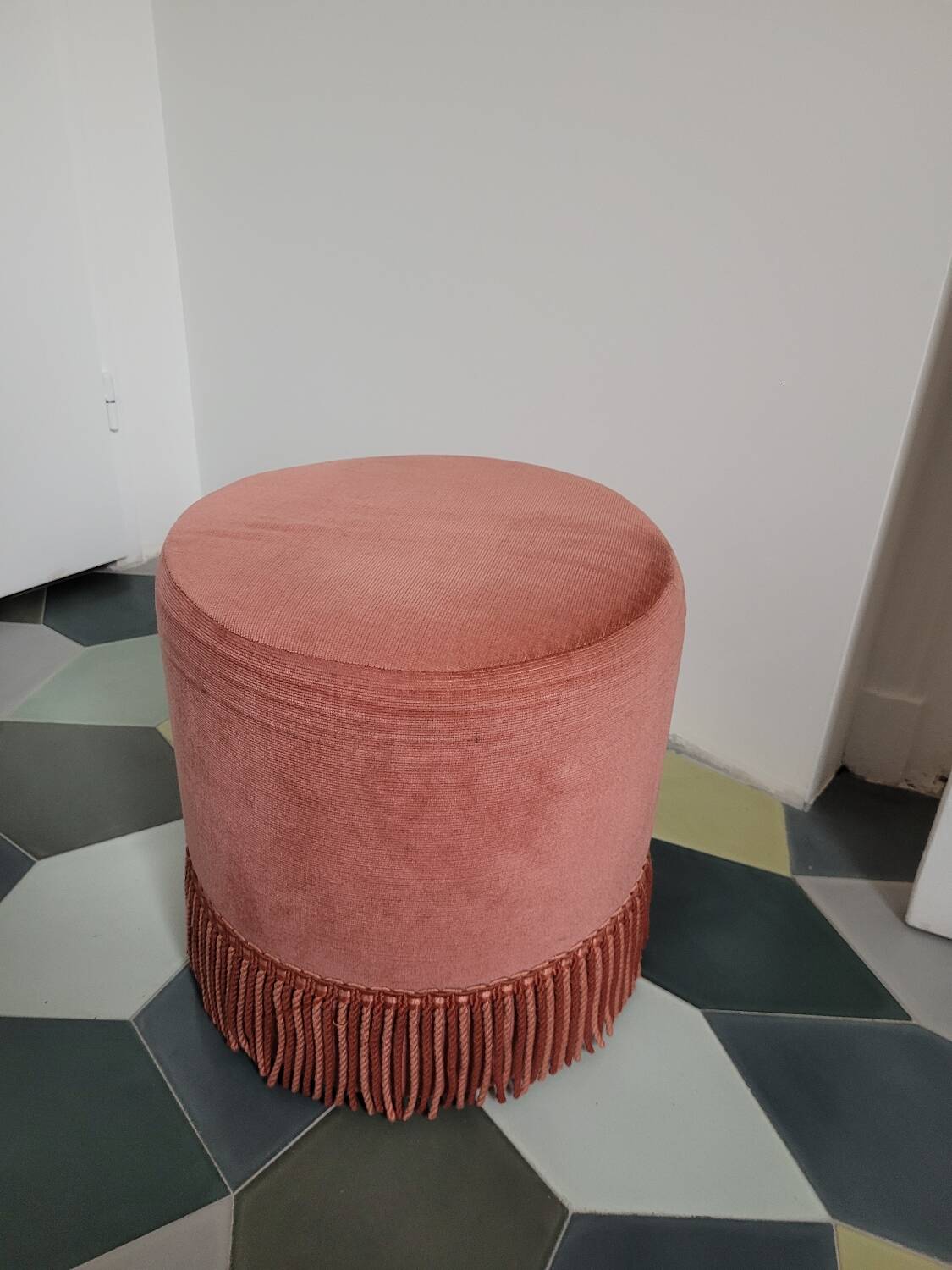 Pink velvet toad armchair with footrest