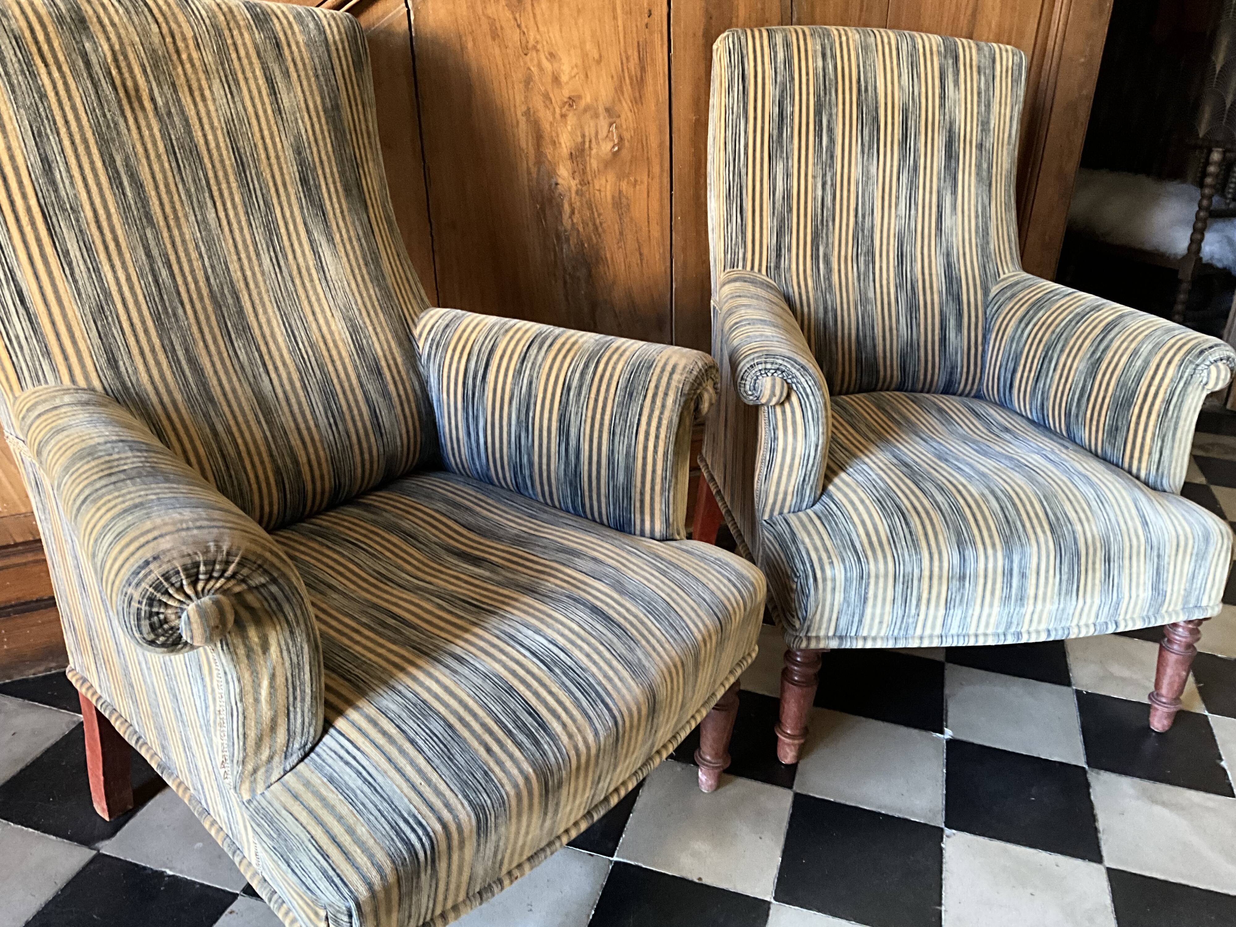 Une paire de fauteuils en velours.