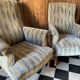 Une paire de fauteuils en velours.
