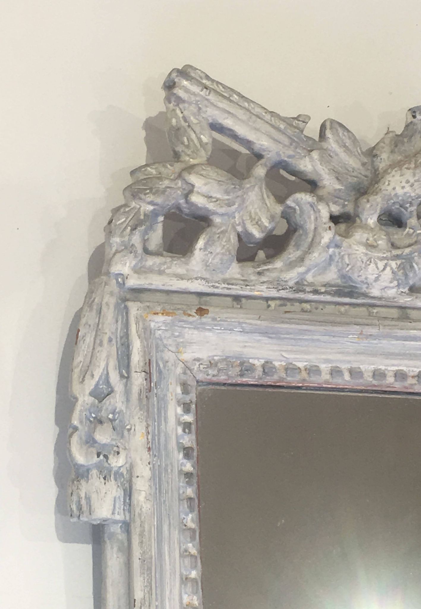 Louis XVI Style Mirror in Carved Wood with Grey Patina and Dove Pediment