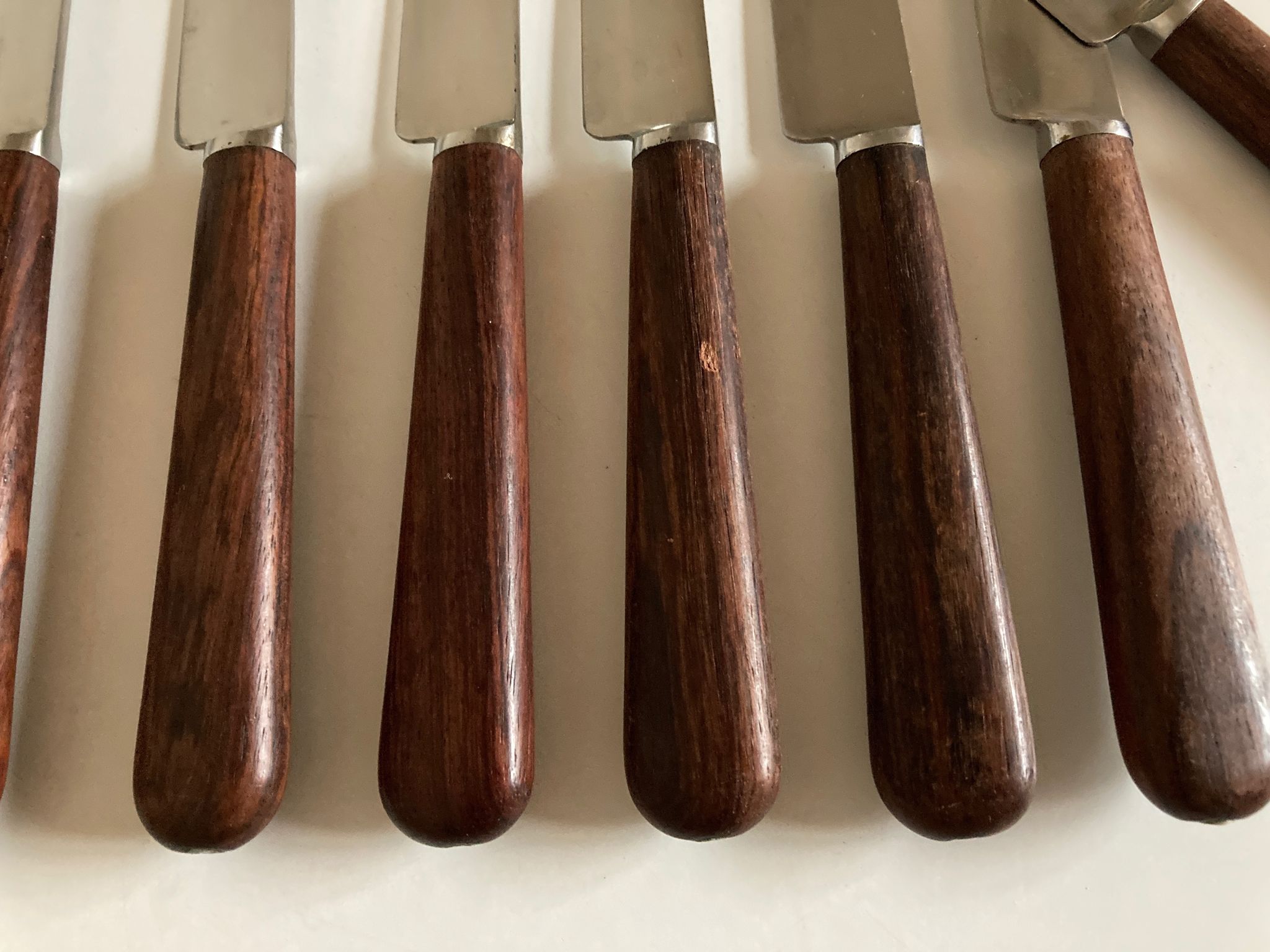 Set de 9 couteaux à manche de bois de palissandre mid century