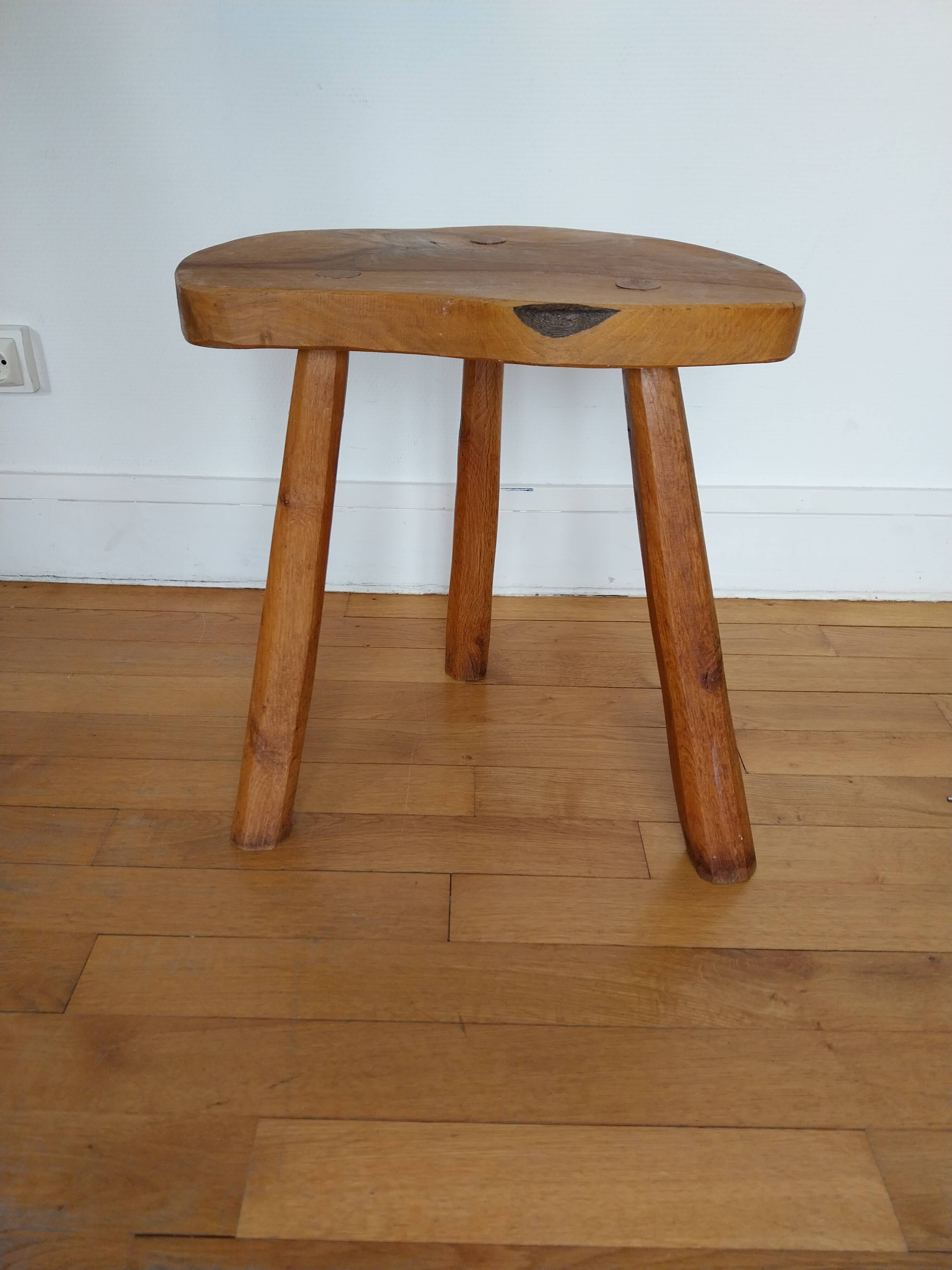 tabouret tripode brutaliste bois massif brutalisme