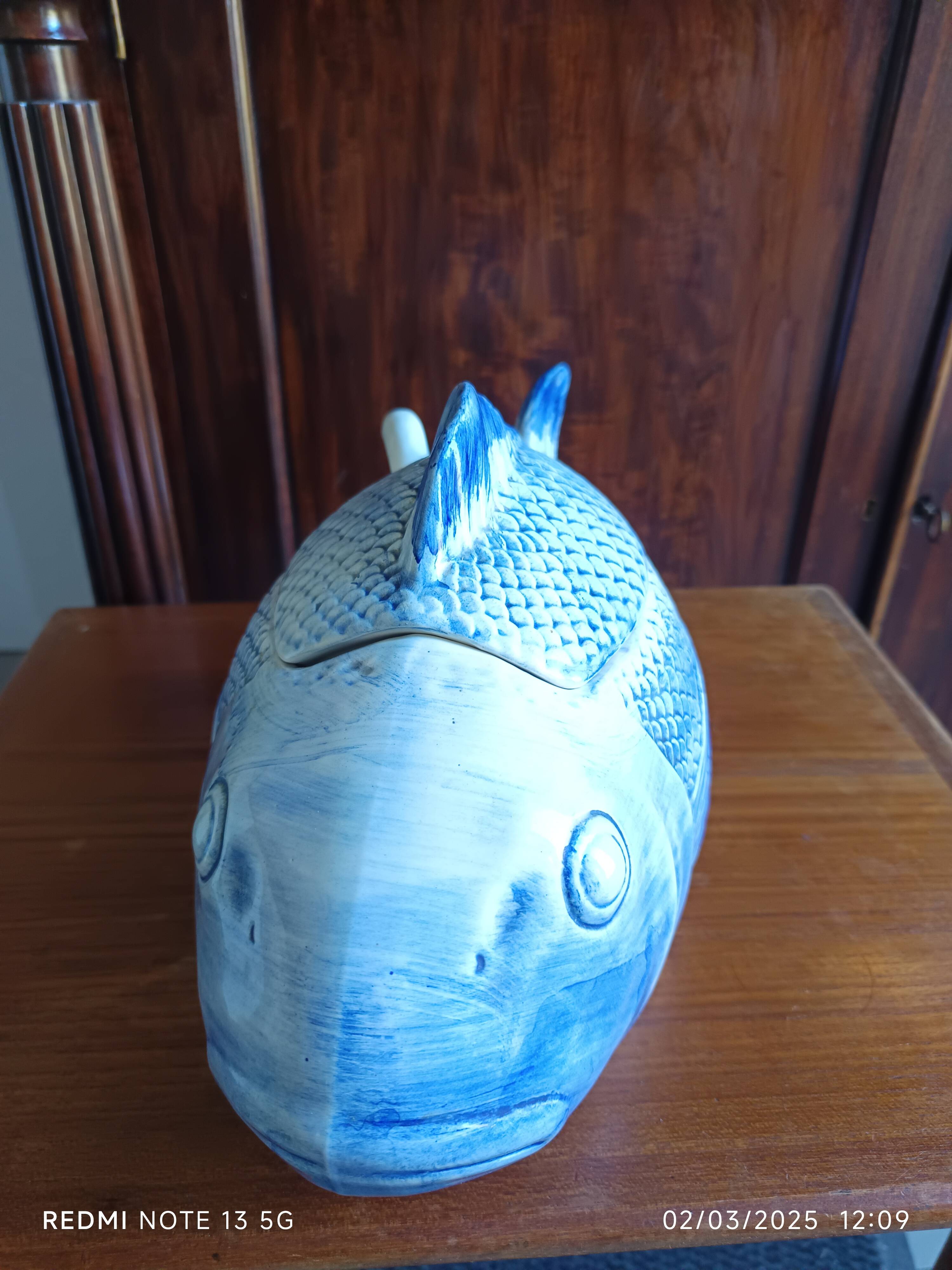 Fish-shaped slip tureen