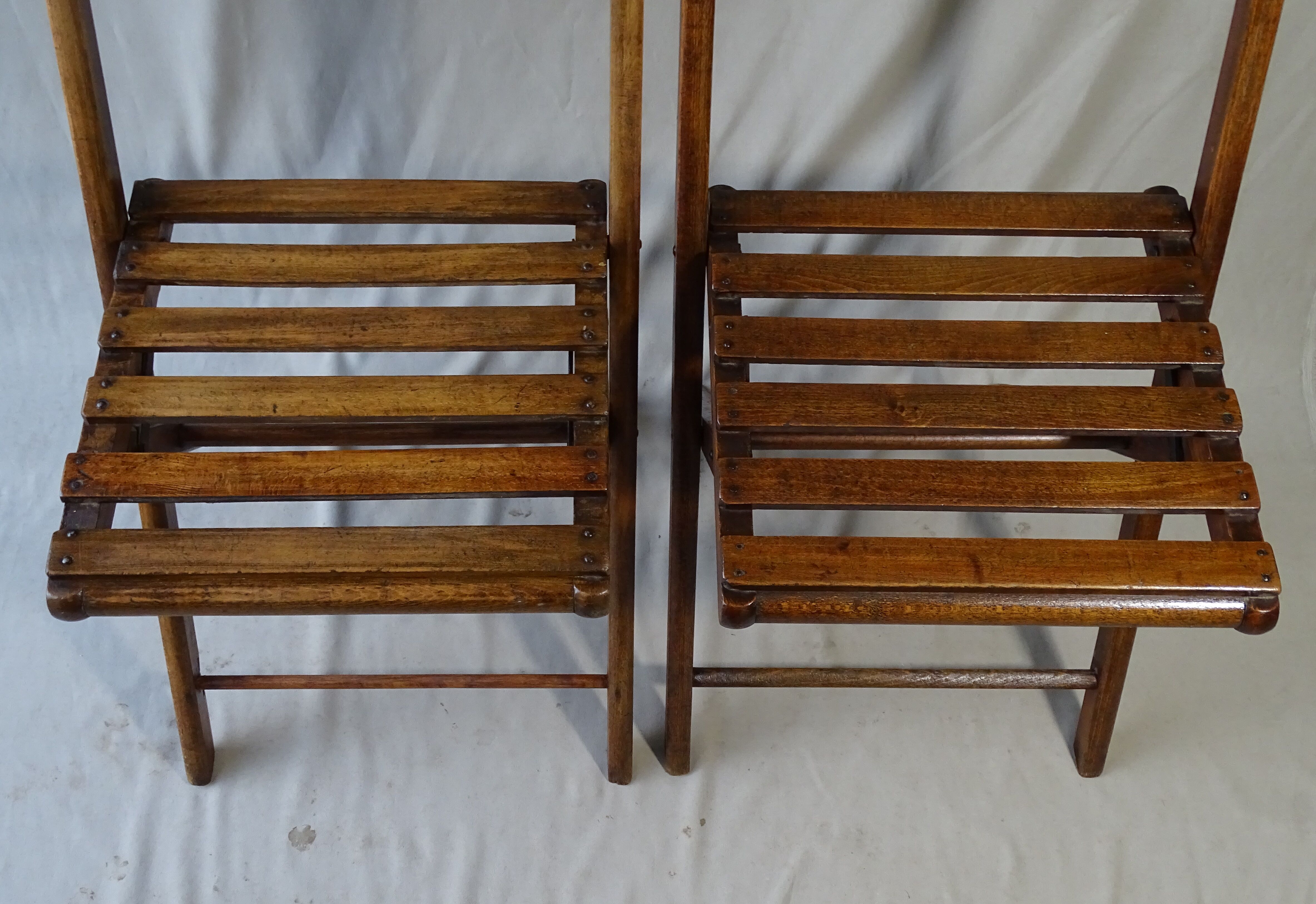 Pair of folding chairs 1950 sitting with blades