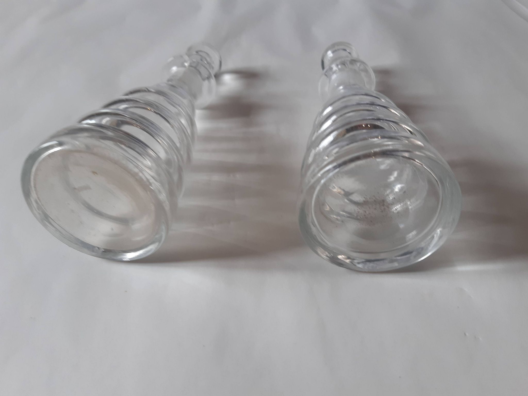 Lot de deux burettes huile et vinaigre en verre tourné