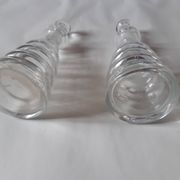 Lot de deux burettes huile et vinaigre en verre tourné
