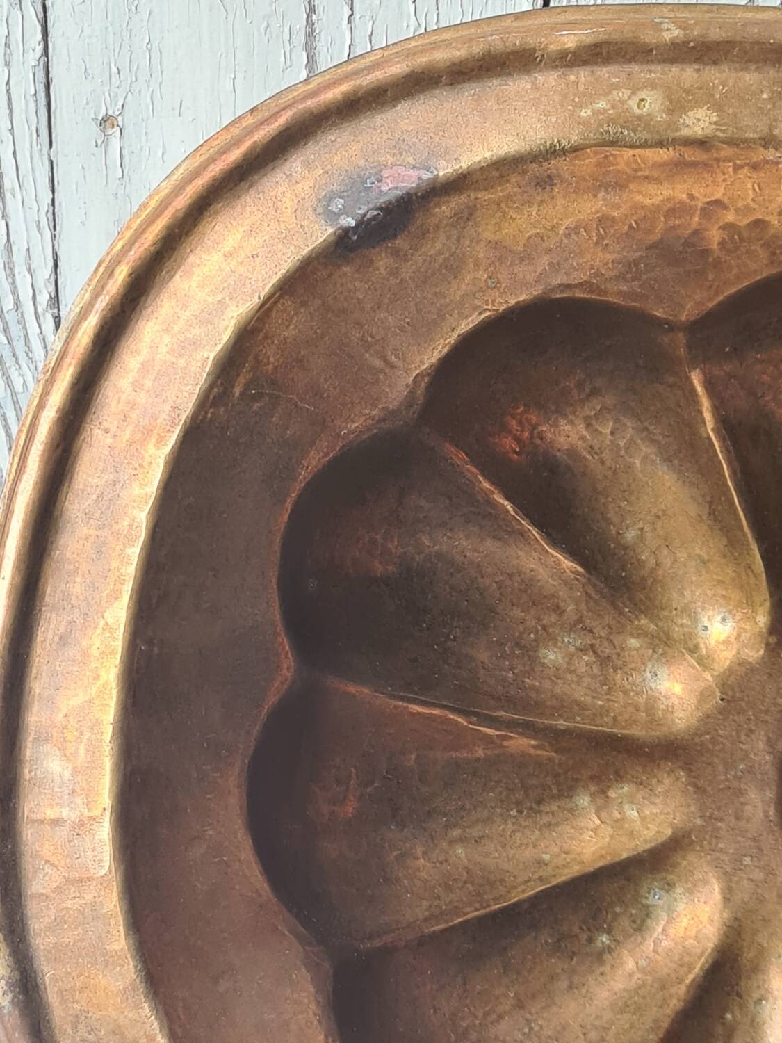 Basin, hammered copper shell hand basin