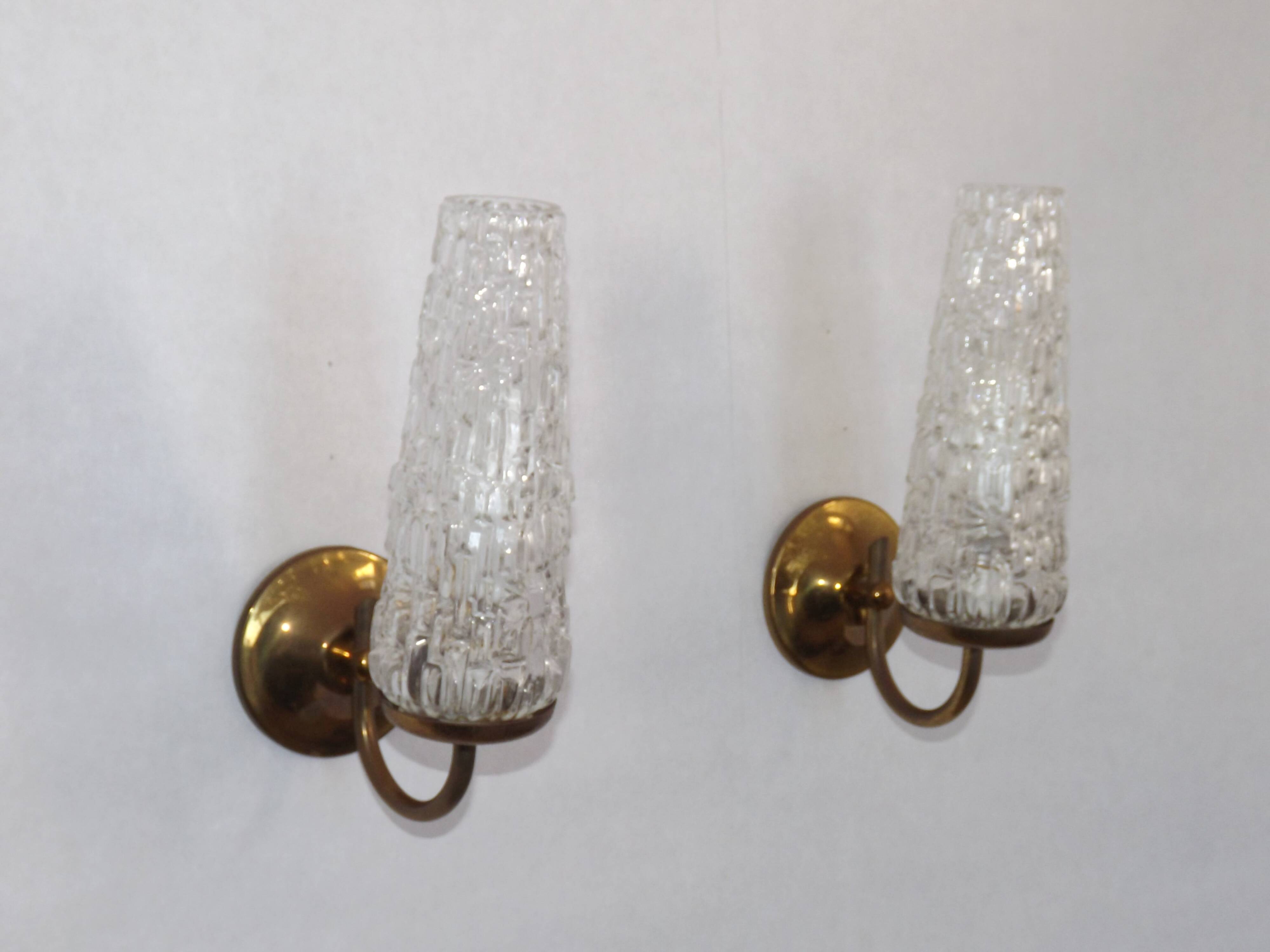 Paire d'appliques en métal doré et verre moulé, France vers 1960