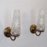 Paire d'appliques en métal doré et verre moulé, France vers 1960