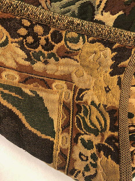 Tapestry decorated with a pink flamingo in a green landscape, woven by hand