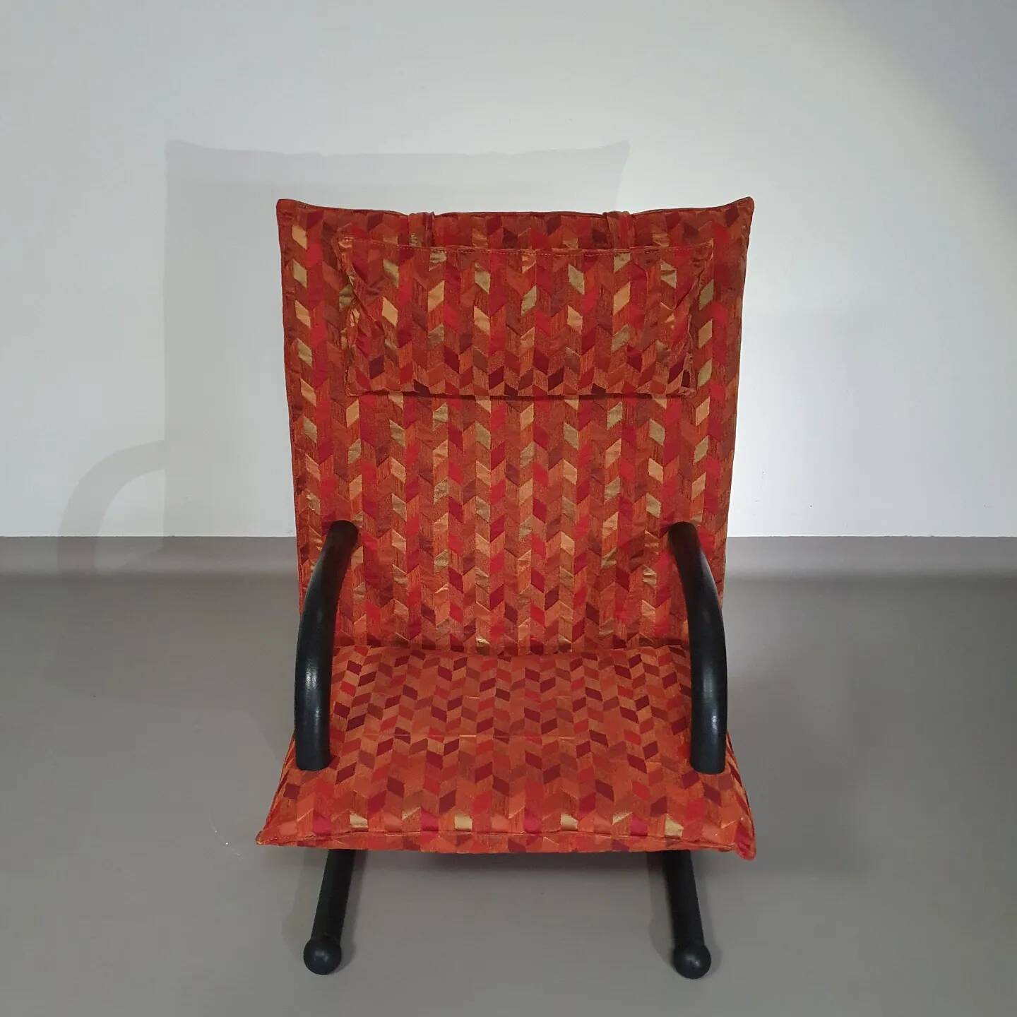 2 x Designed by Burkhard Vogtherr. Manufactured by Arflex in Italy. This Post-Modern ’ T-Line ’