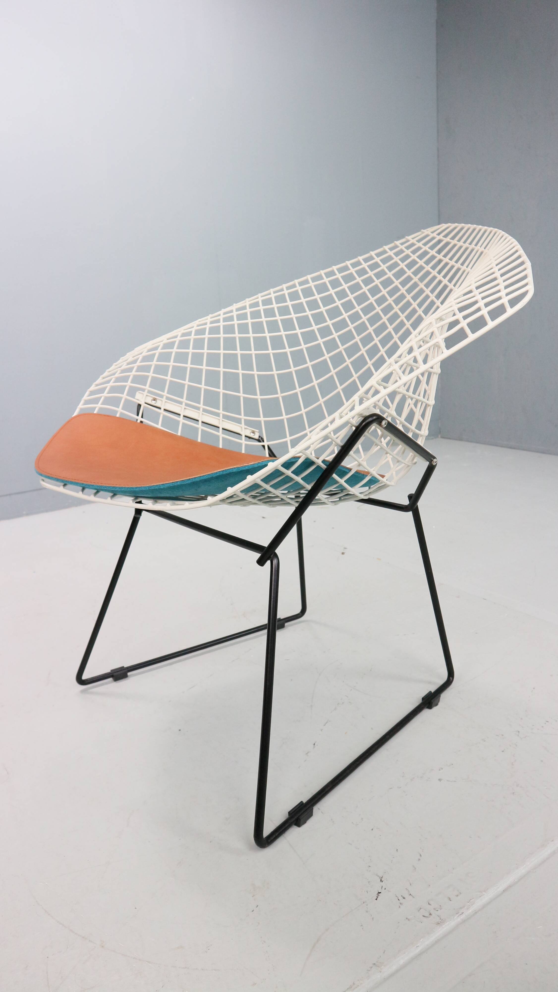 Diamond chair by Harry Bertoia in white & black metal and new leather seati
