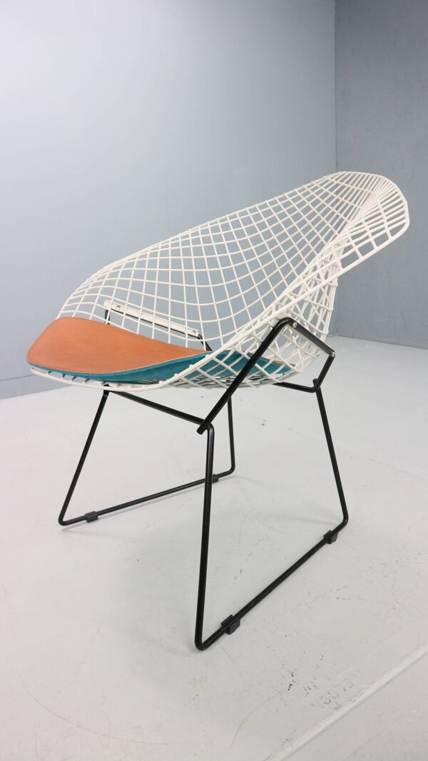 Chaise Diamond de Harry Bertoia en métal blanc et noir et assise en cuir neuf