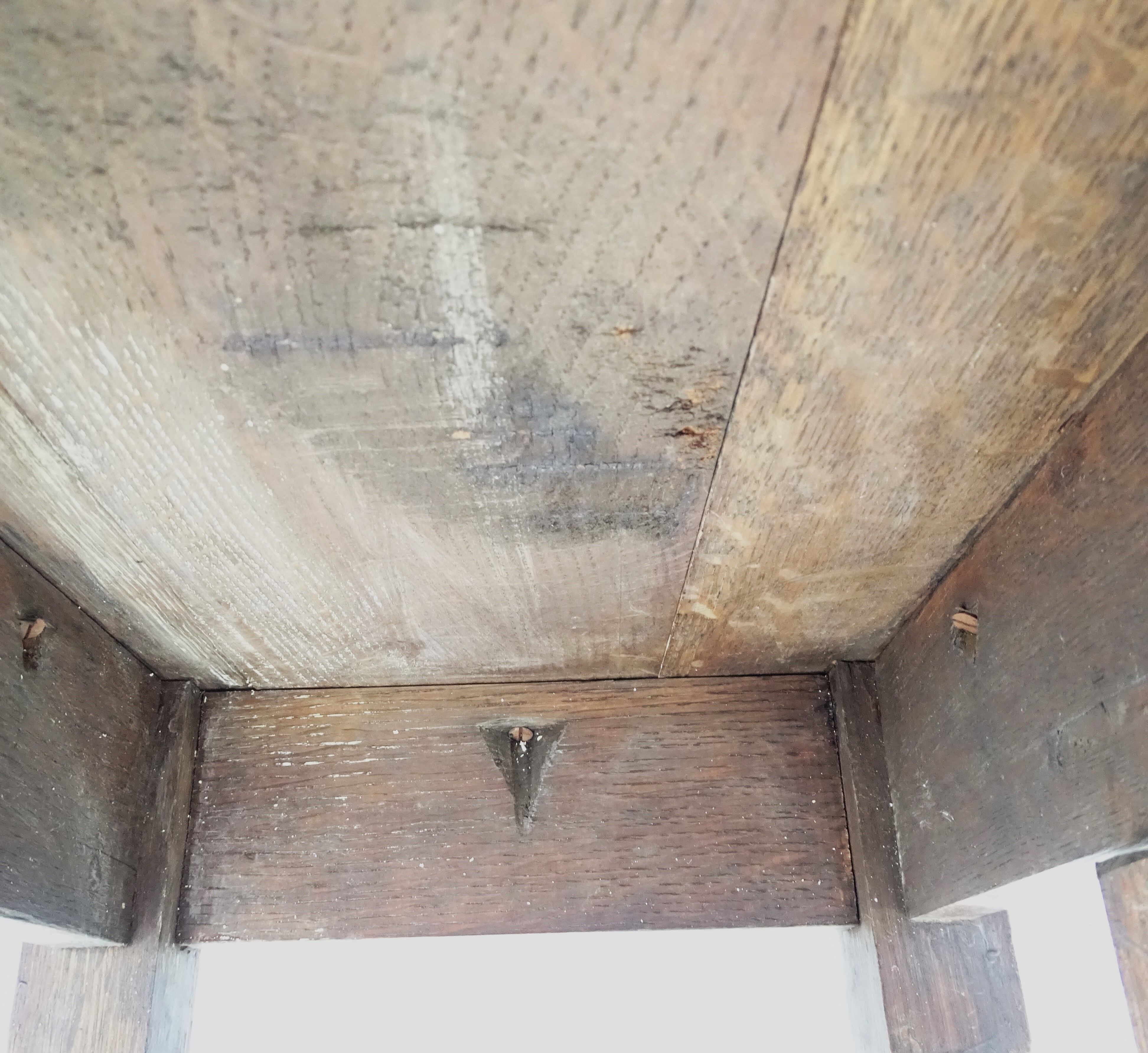 Table get leg in waxed oak.