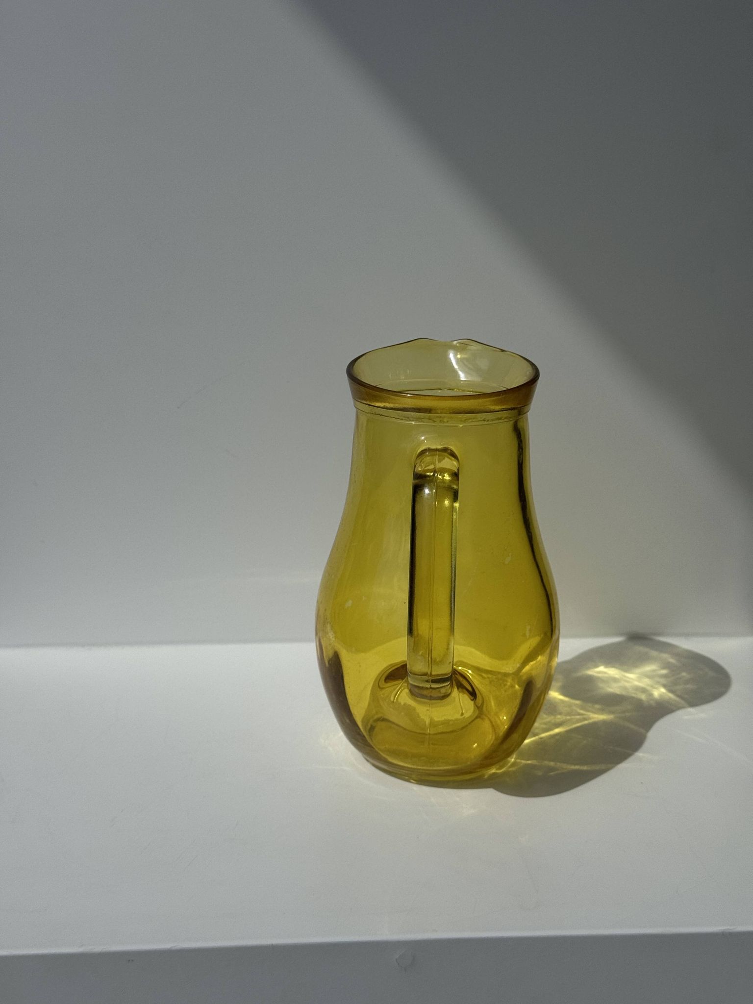Pichet vintage en verre jaune
