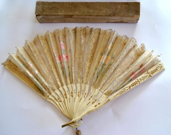Éventail Art Nouveau en dentelle et soie peinte – brins en os, 1900