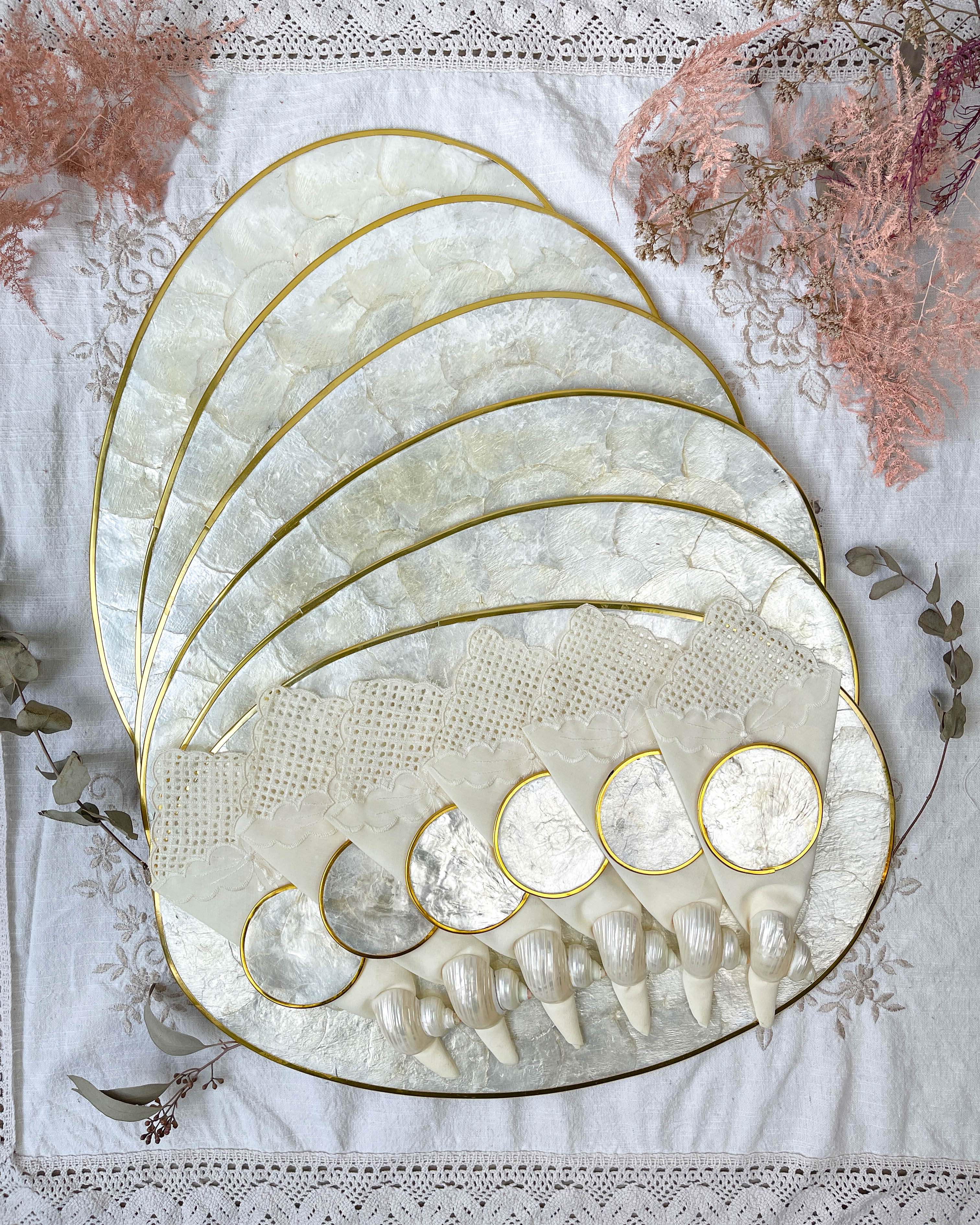 6 Sets de table & 6 sous verre nacre de Capiz et 6 serviettes brodées vintage
