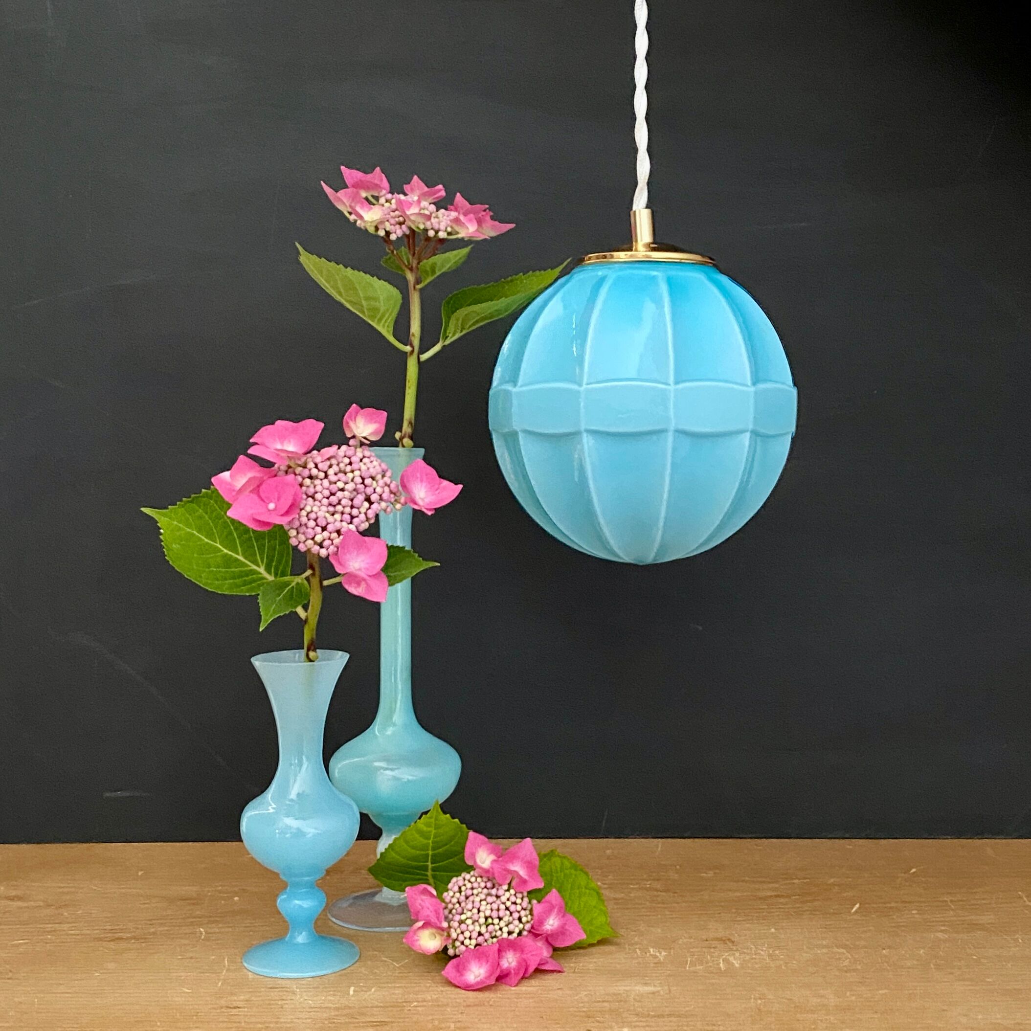 Suspension globe vintage en opaline bleue