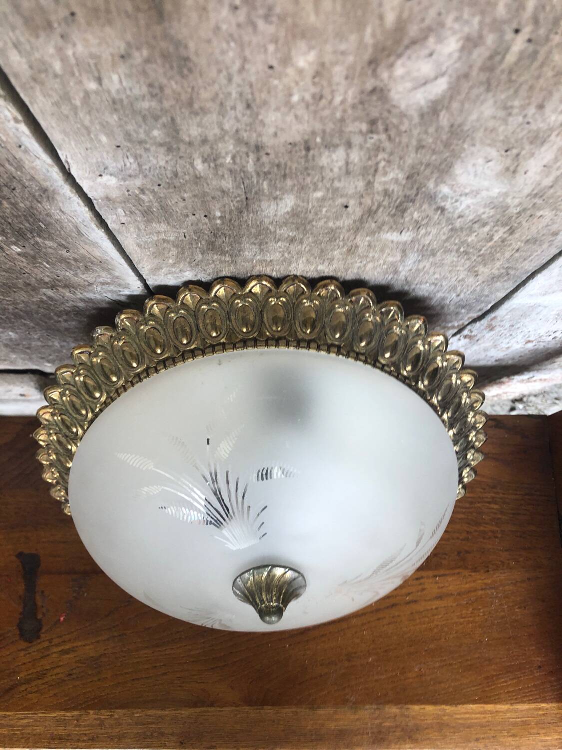 Old engraved glass ceiling light + vintage gold metal contour