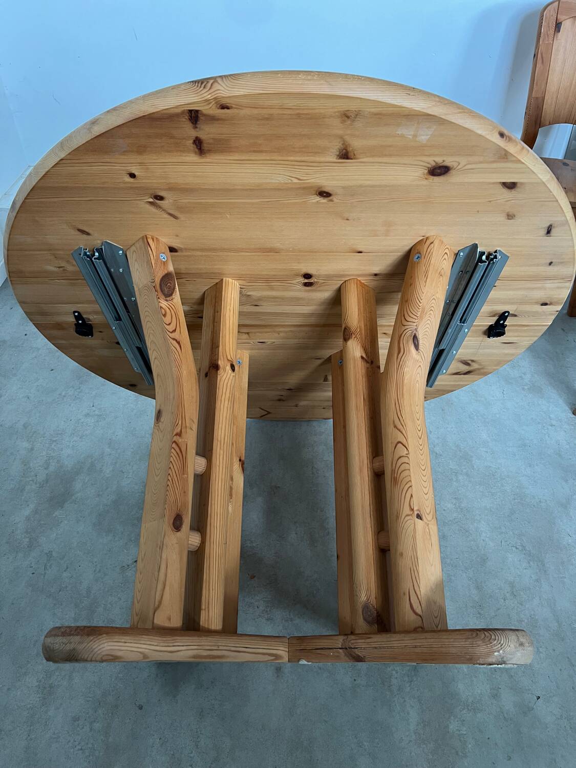 French design pine table and chair set from the 70s brutalist vintage arcs