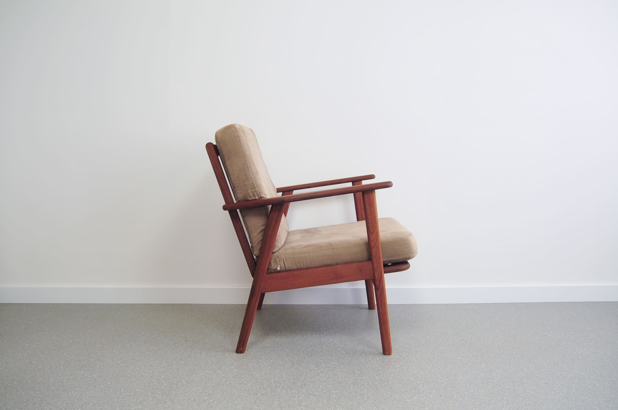 Fauteuil danois en teck et tissu beige