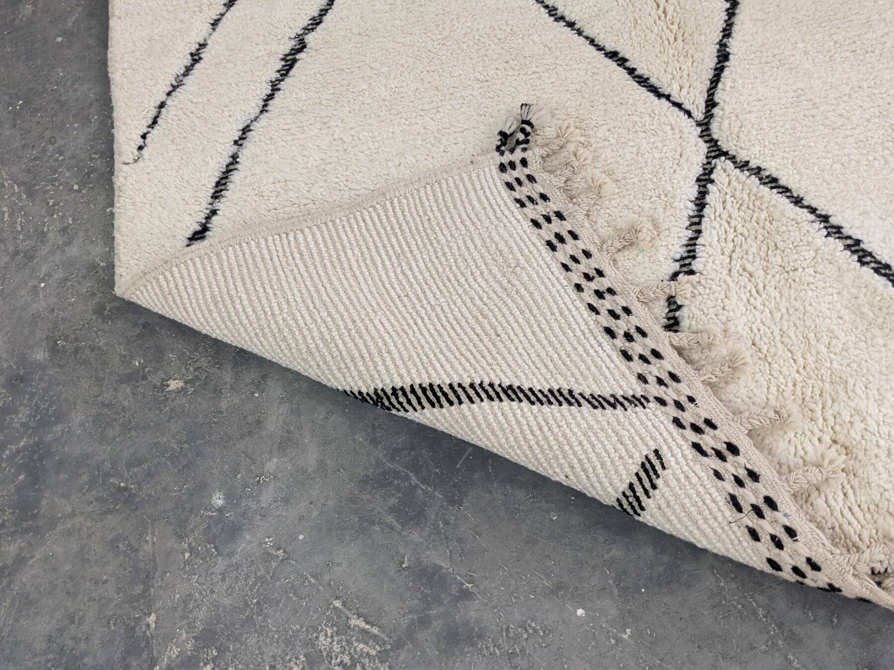 Traditional handmade beni ouarin rug size 150 x 250 cm