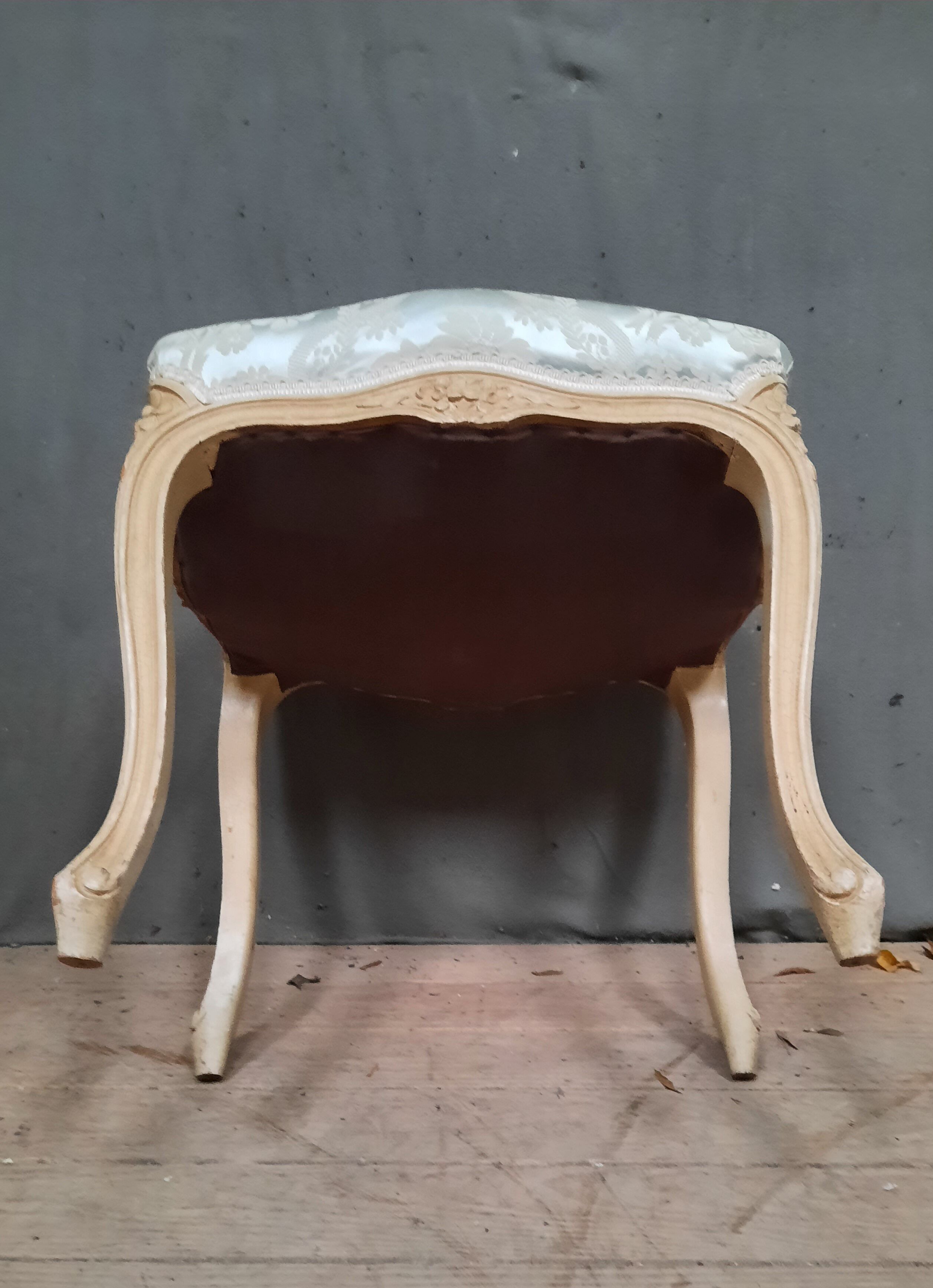 Pouf laqué blanc style Louis XV