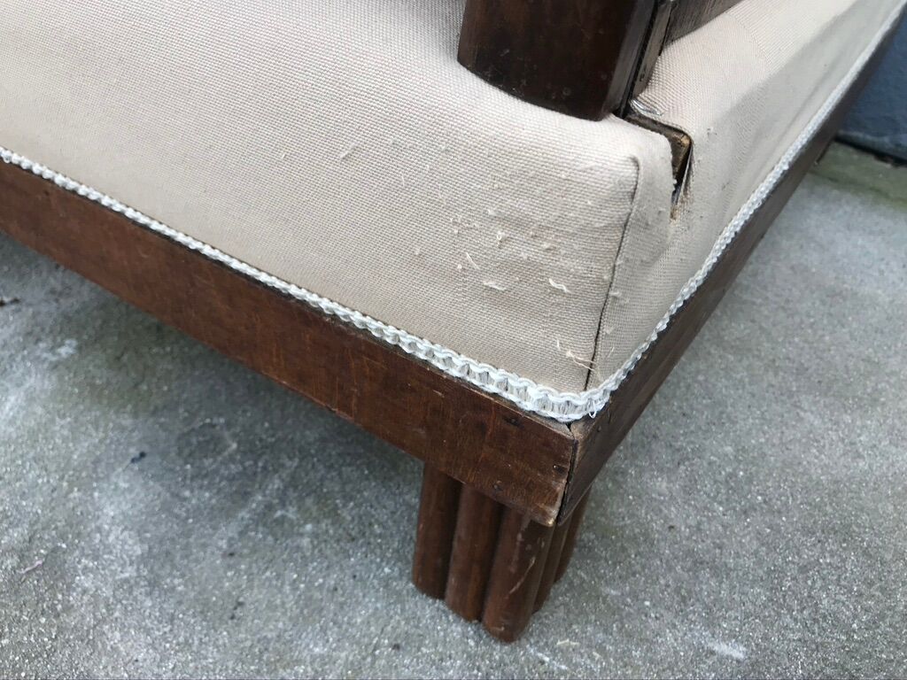 Bench reads art deco