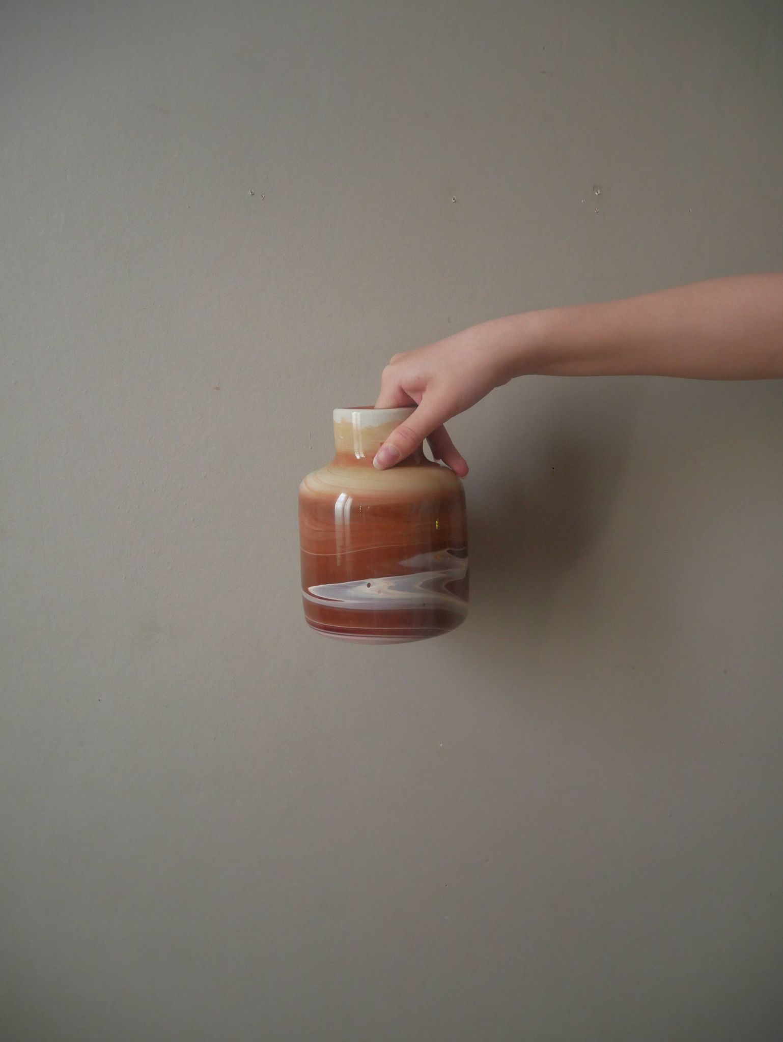 Vase en céramique design contemporain fabrication artisanale forme minimaliste  tons bruns