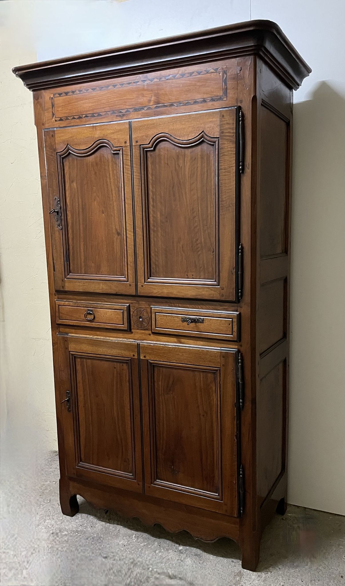 Armoire en noyer d'époque XIX ème