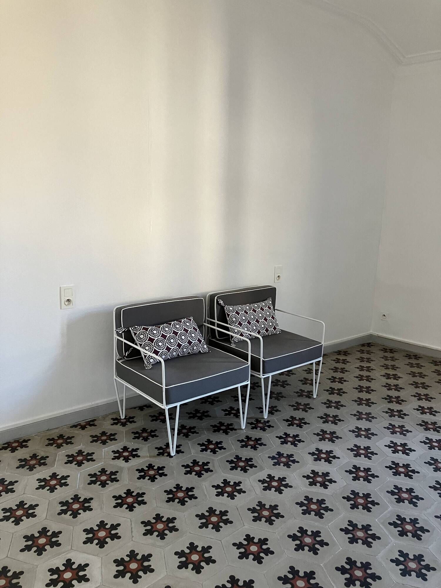 Vintage white metal Croisette style armchairs with hairpin legs in superb condition