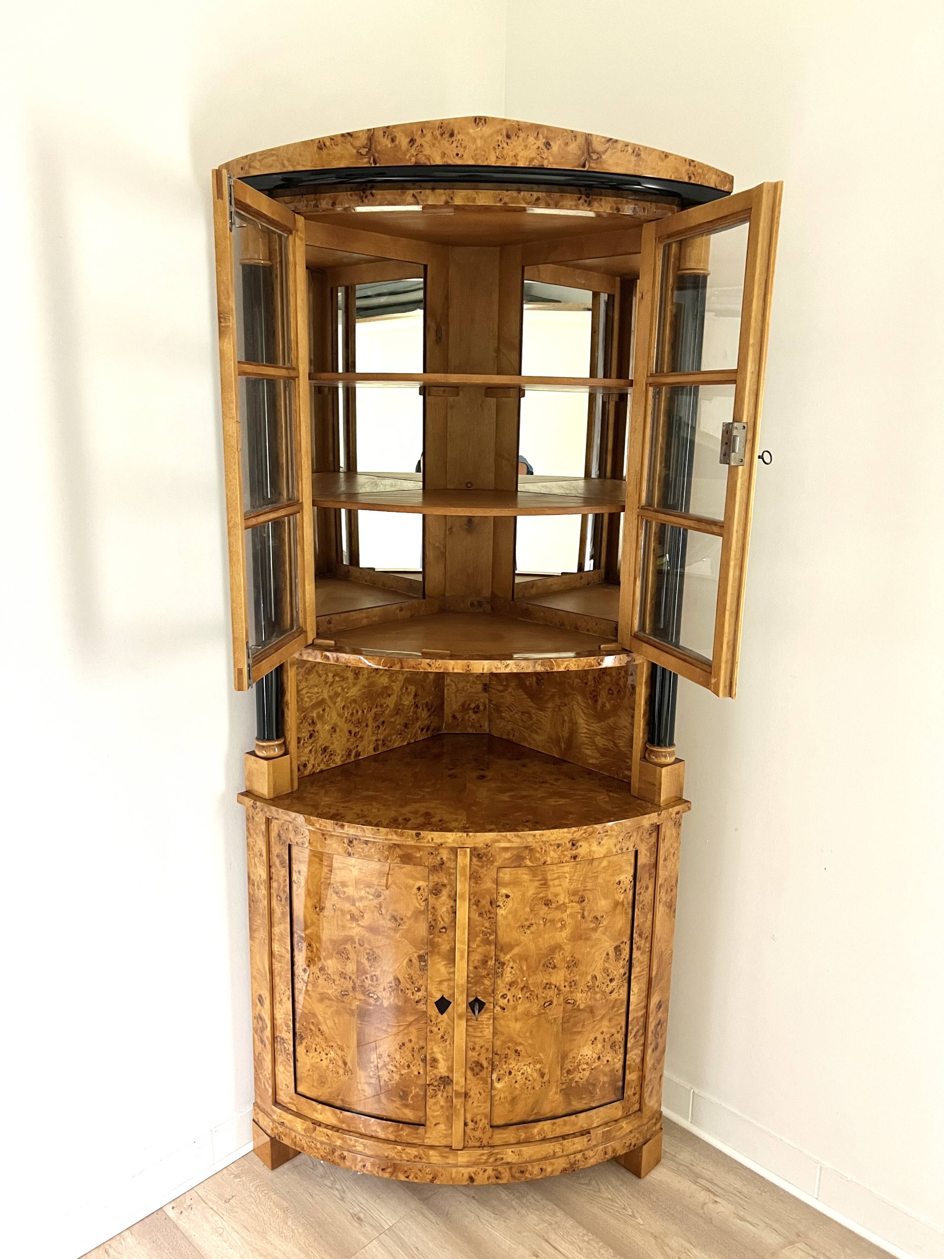Vitrine d’angle Biedermeier en loupe de bouleau