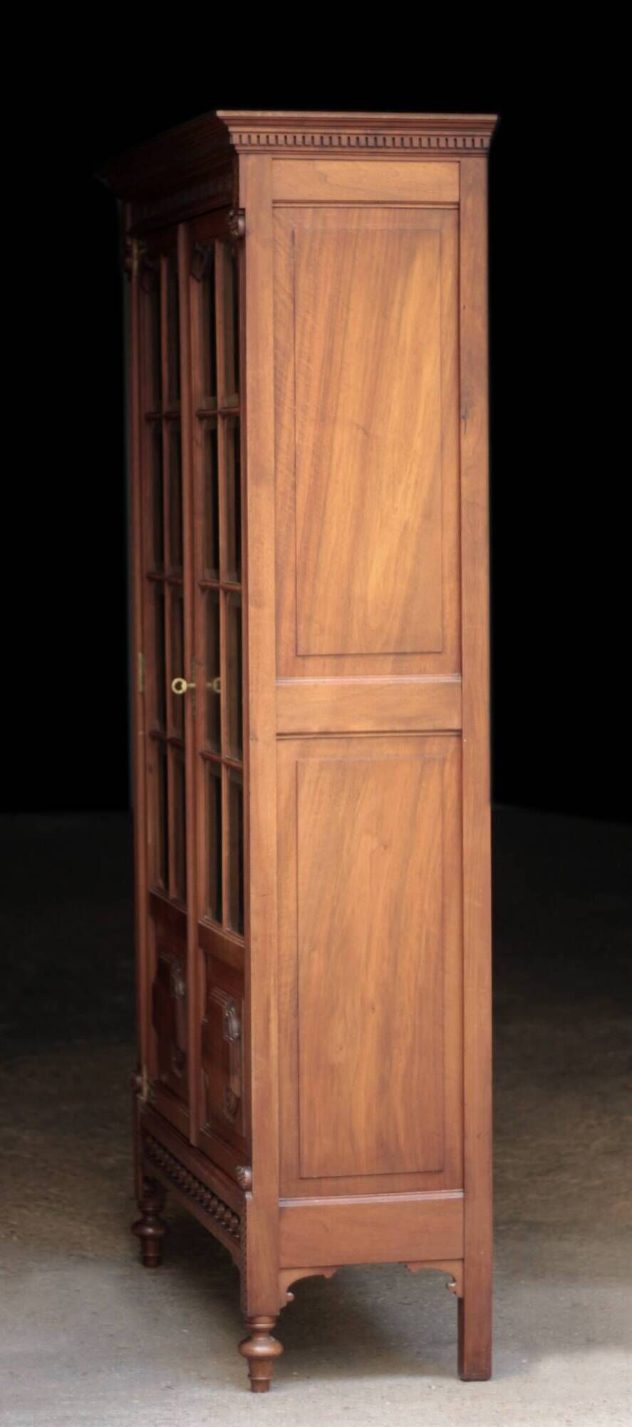 Belle armoire parisienne en noyer massif (début XXeme).