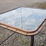 Table avec ancien hublot de bateau en  laiton avec piètement en fer / 100 x 85 x 76 cm