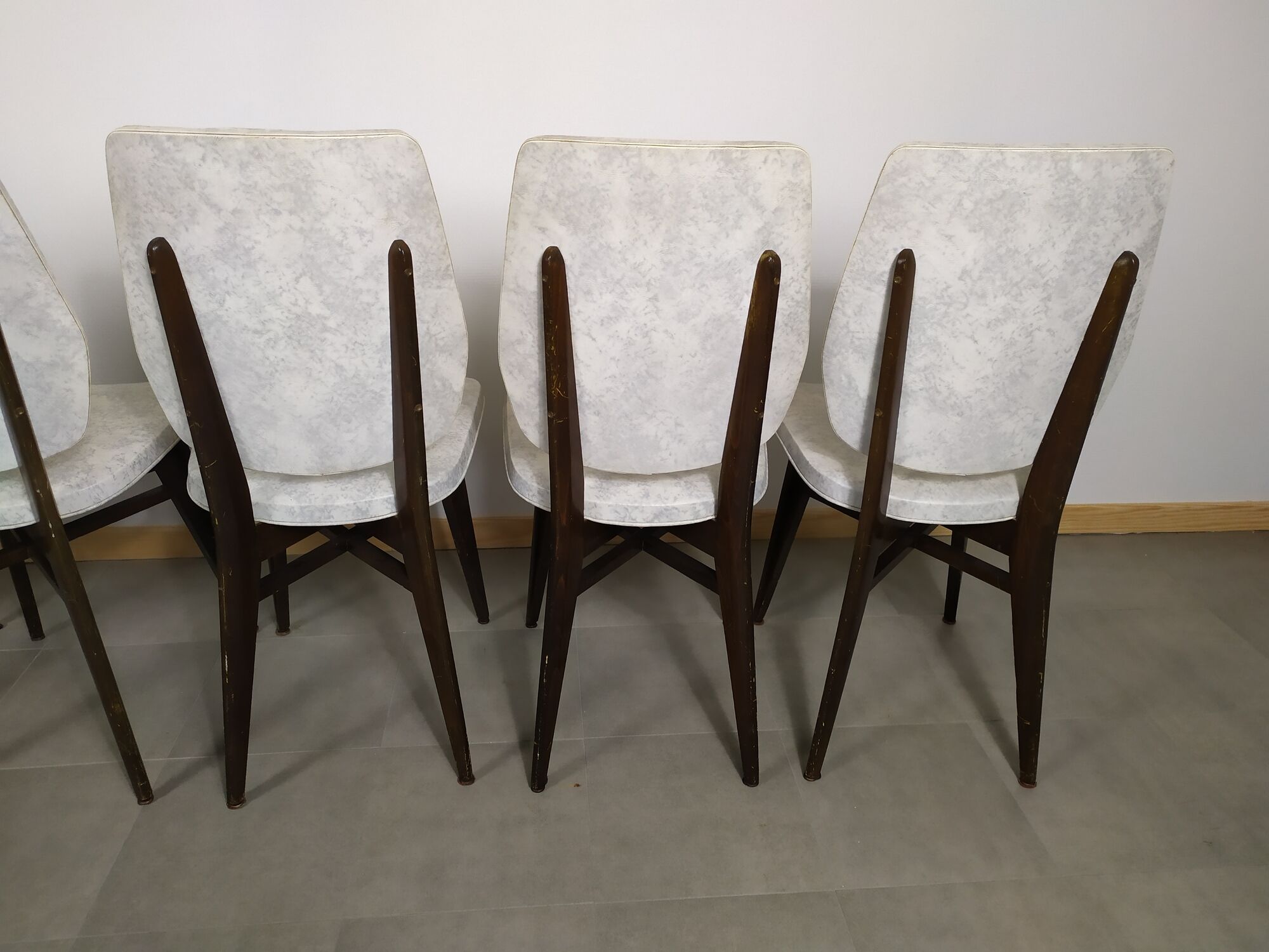 suite of 6 wooden chair and marbled grey white skai