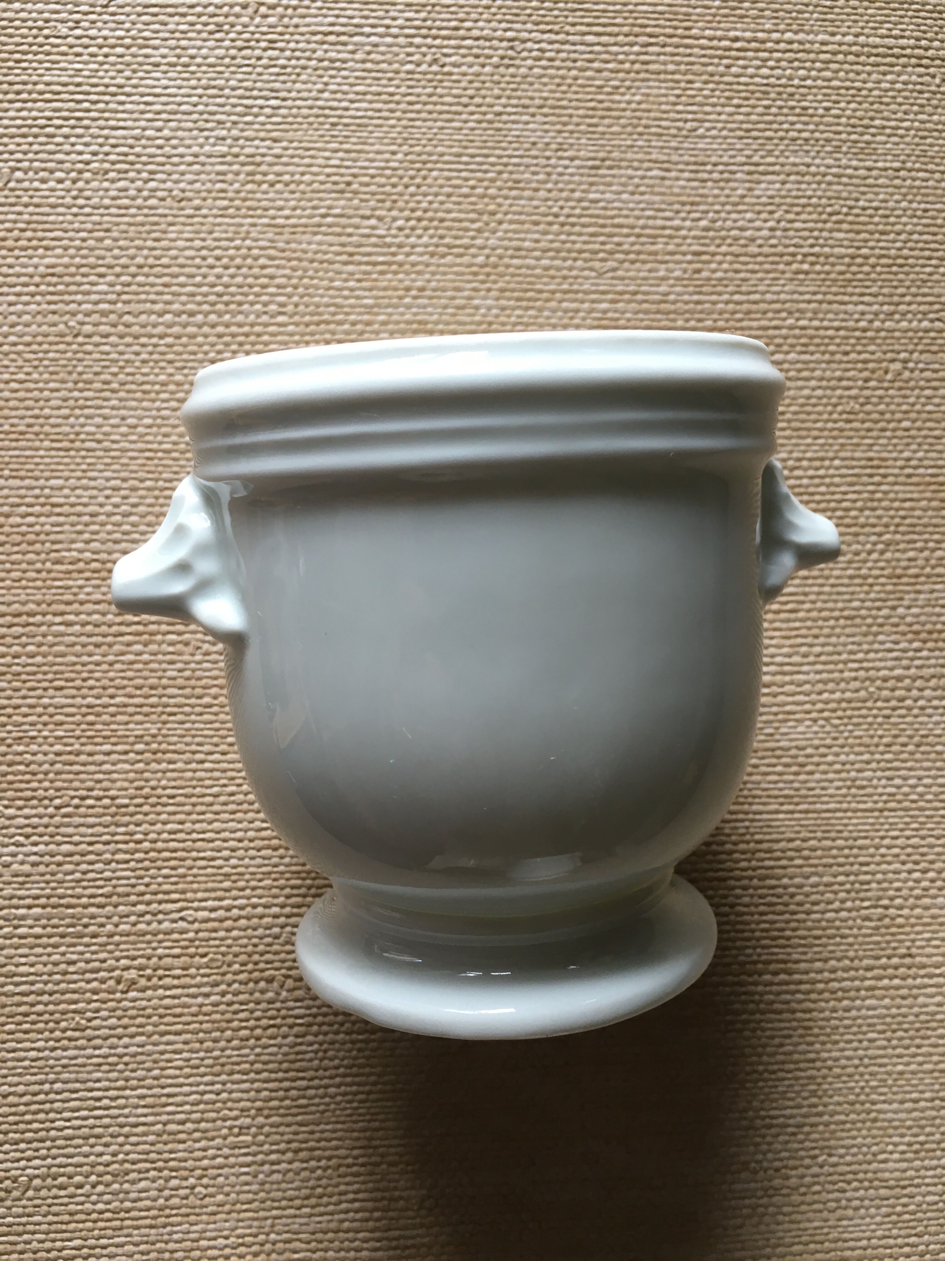Cache pot moutardier ou saucière en porcelaine blanche
