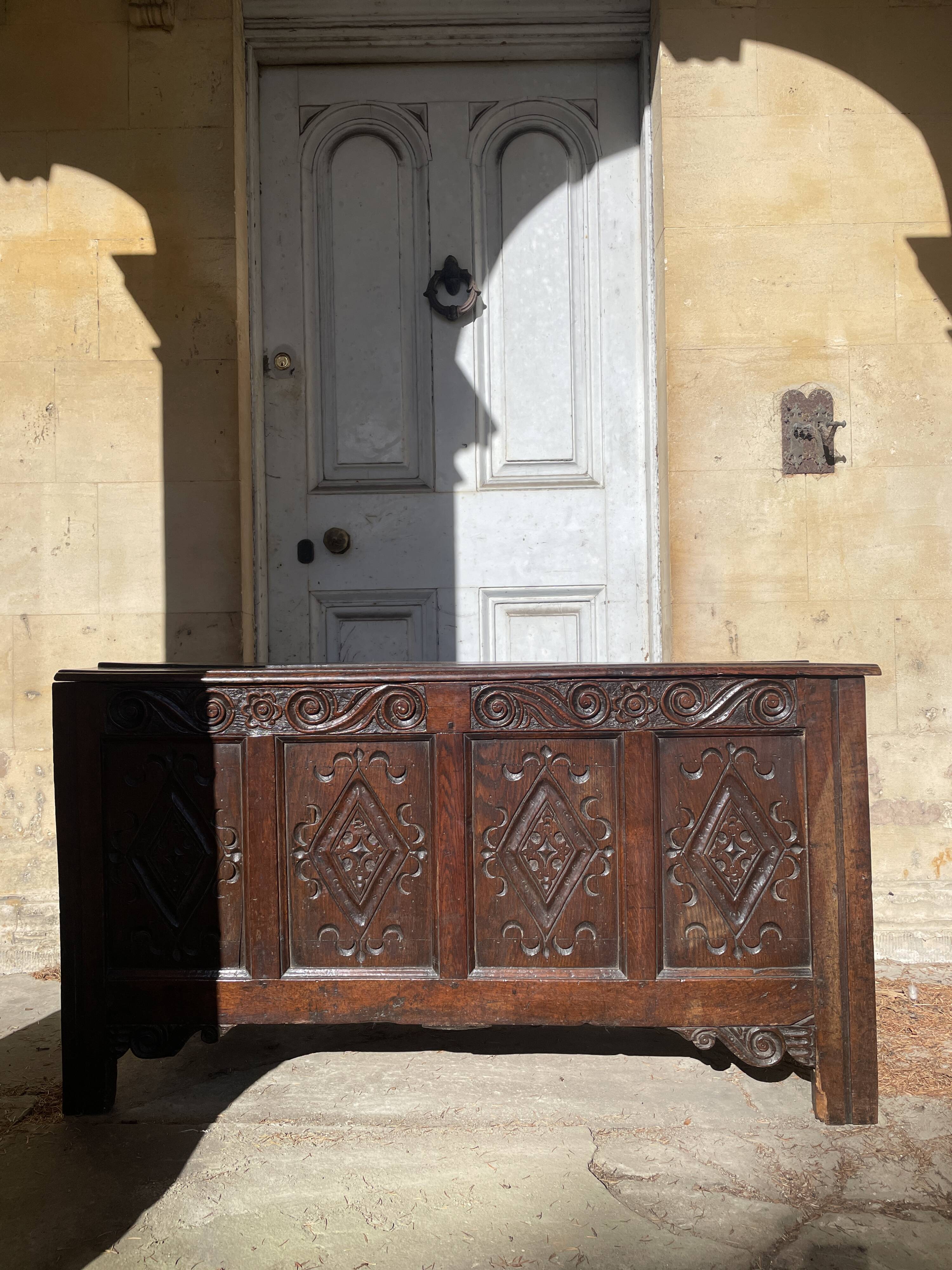 Grand coffre en chêne sculpté du 17ème siècle / coffre à couvertures vernaculaire