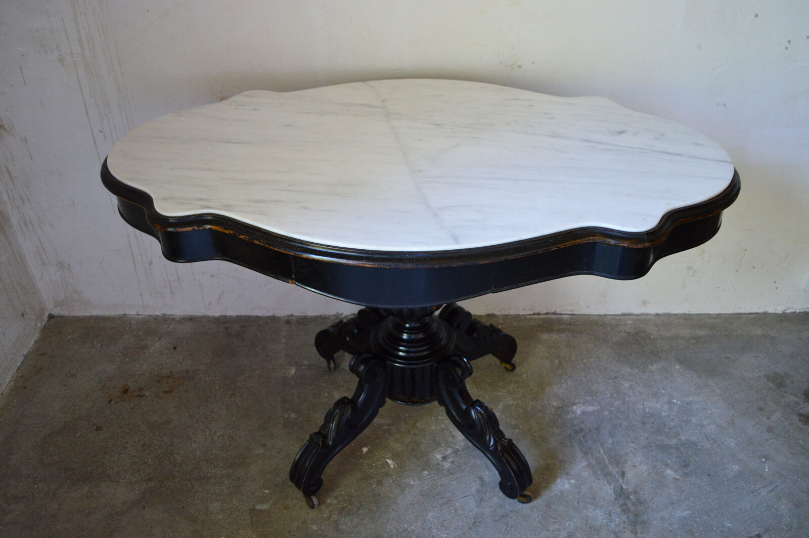 Table violon Napoléon III en bois noirci et marbre blanc, XIXe siècle