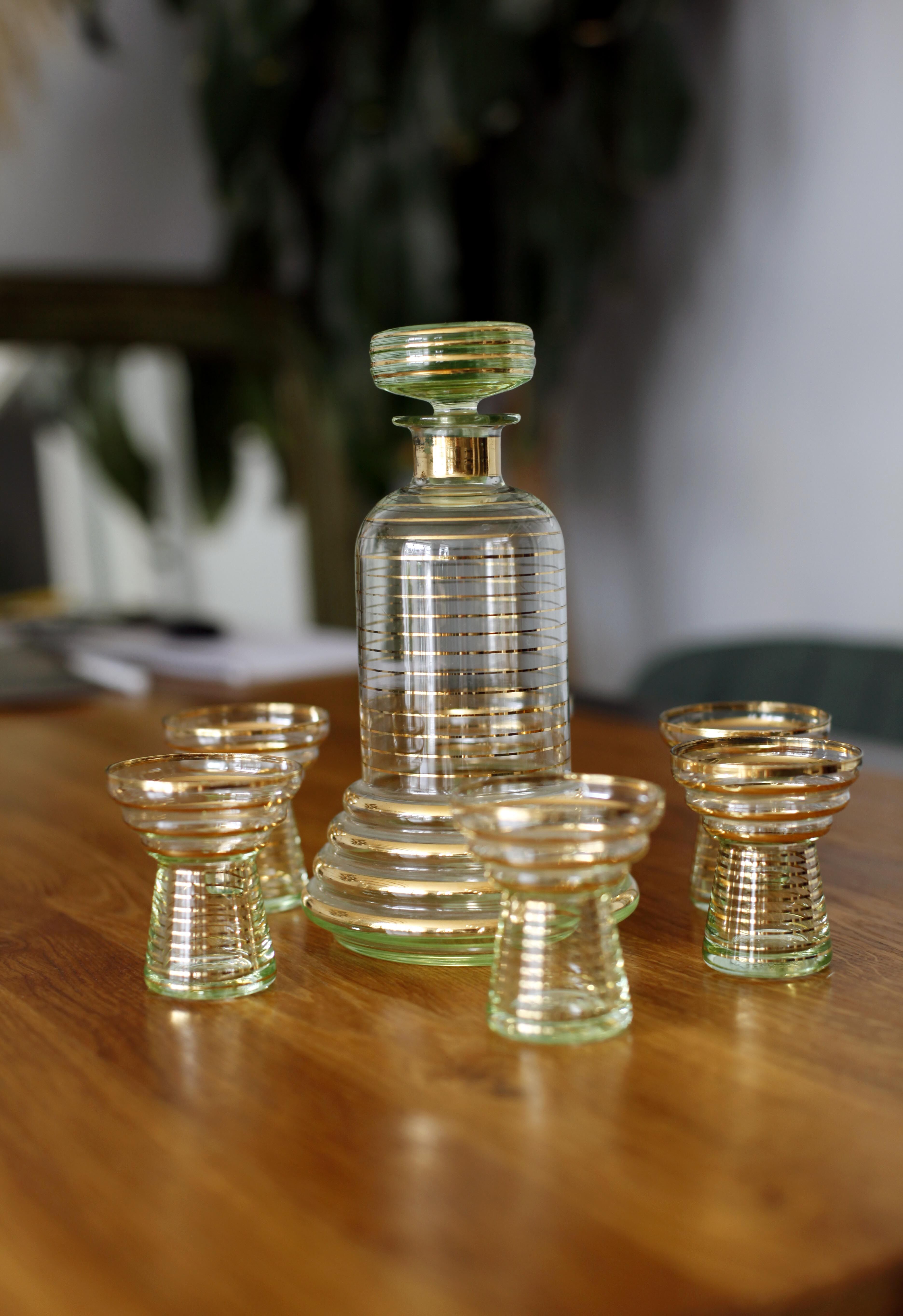 Carafe and its 6 gatsby style glasses