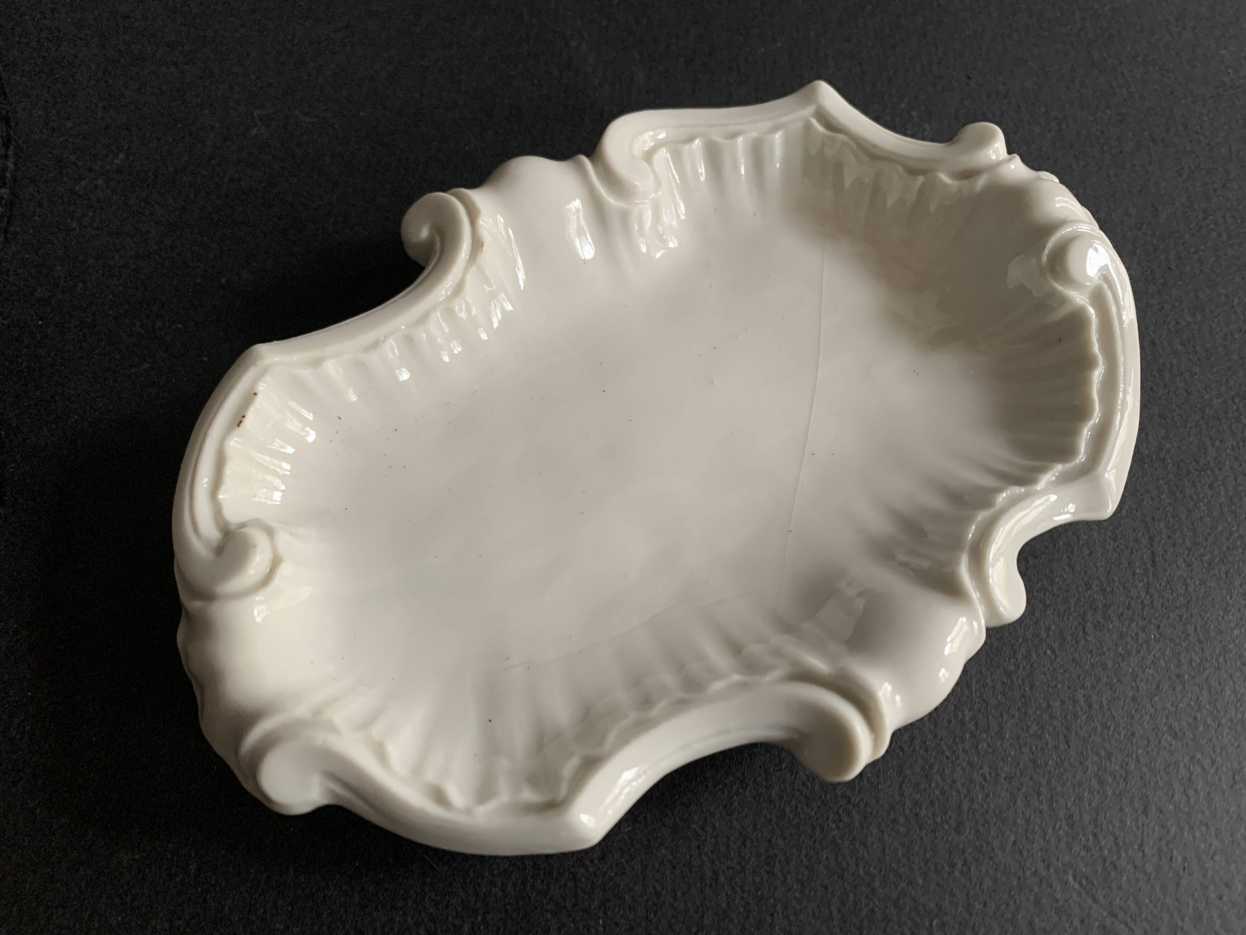 Meissen porcelain shell-shaped bowls, early 19th century, Germany