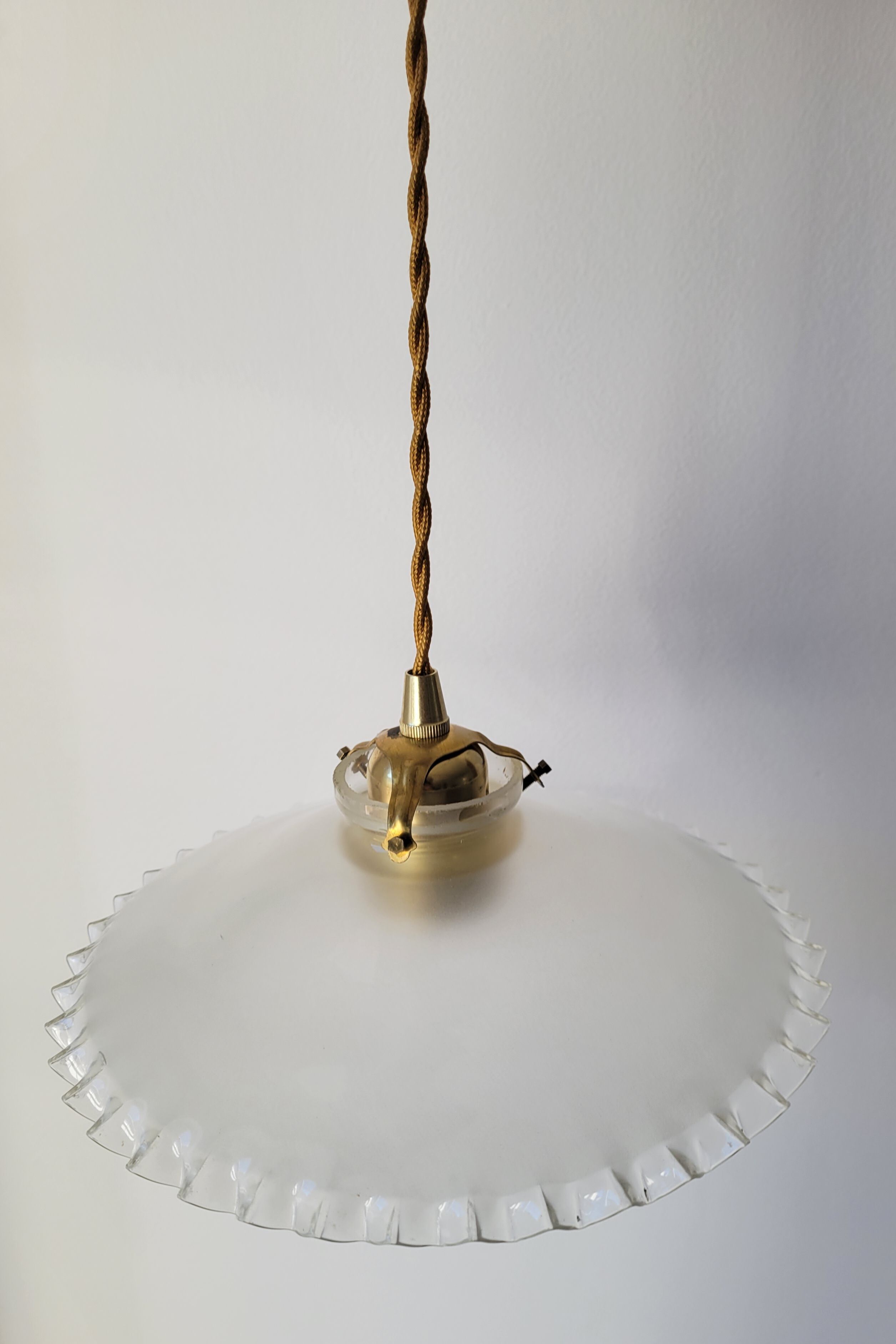 Serrated opaline suspension