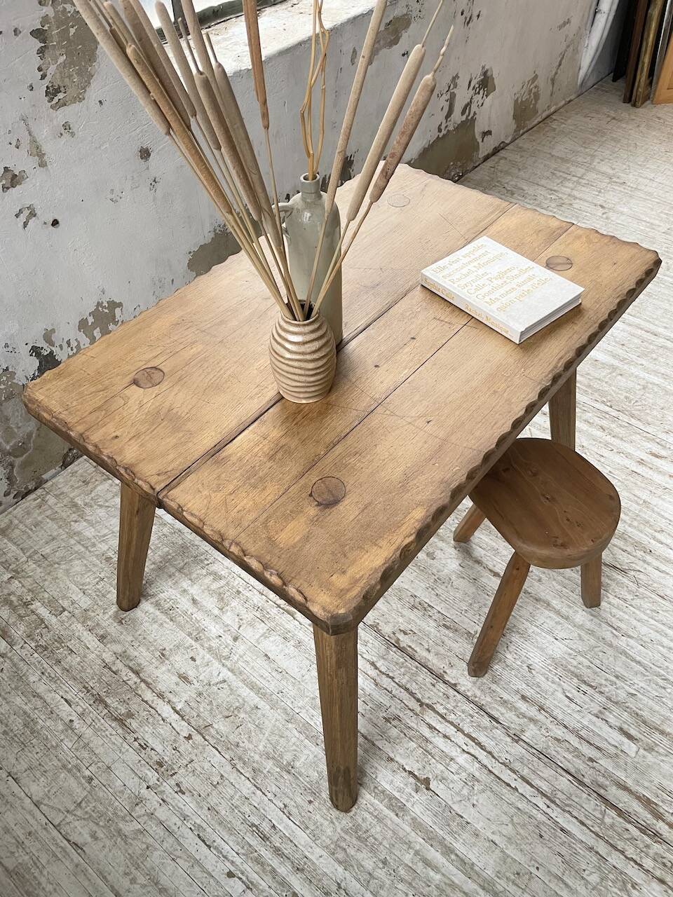 Table brutaliste savoyarde en chêne