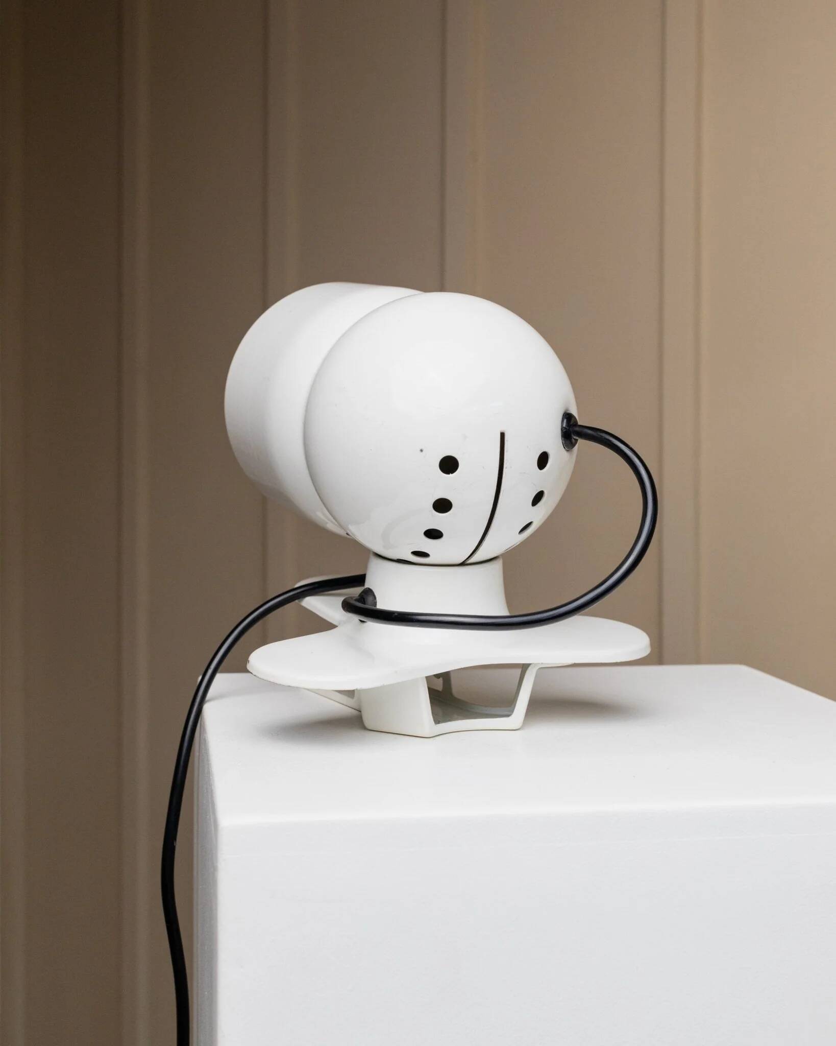 Lampe robot en métal blanc rare par Elio Martinelli, années 1960, design à clip et pivotant.