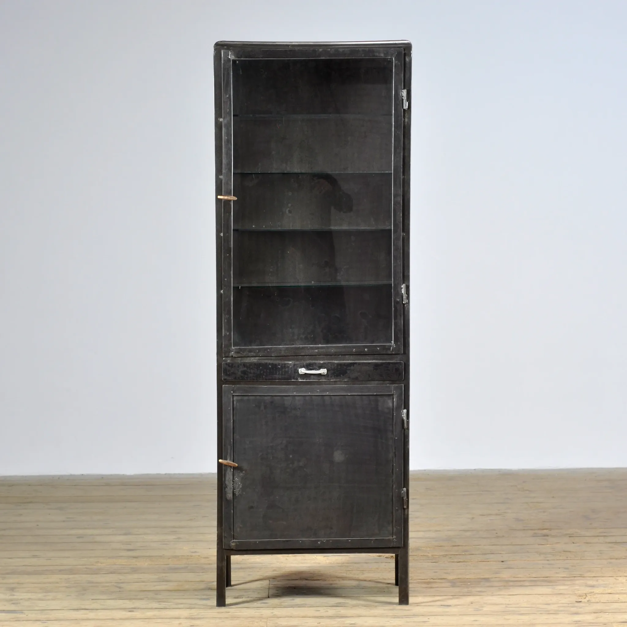 Cabinet de médecine en fer poli, années 1950
